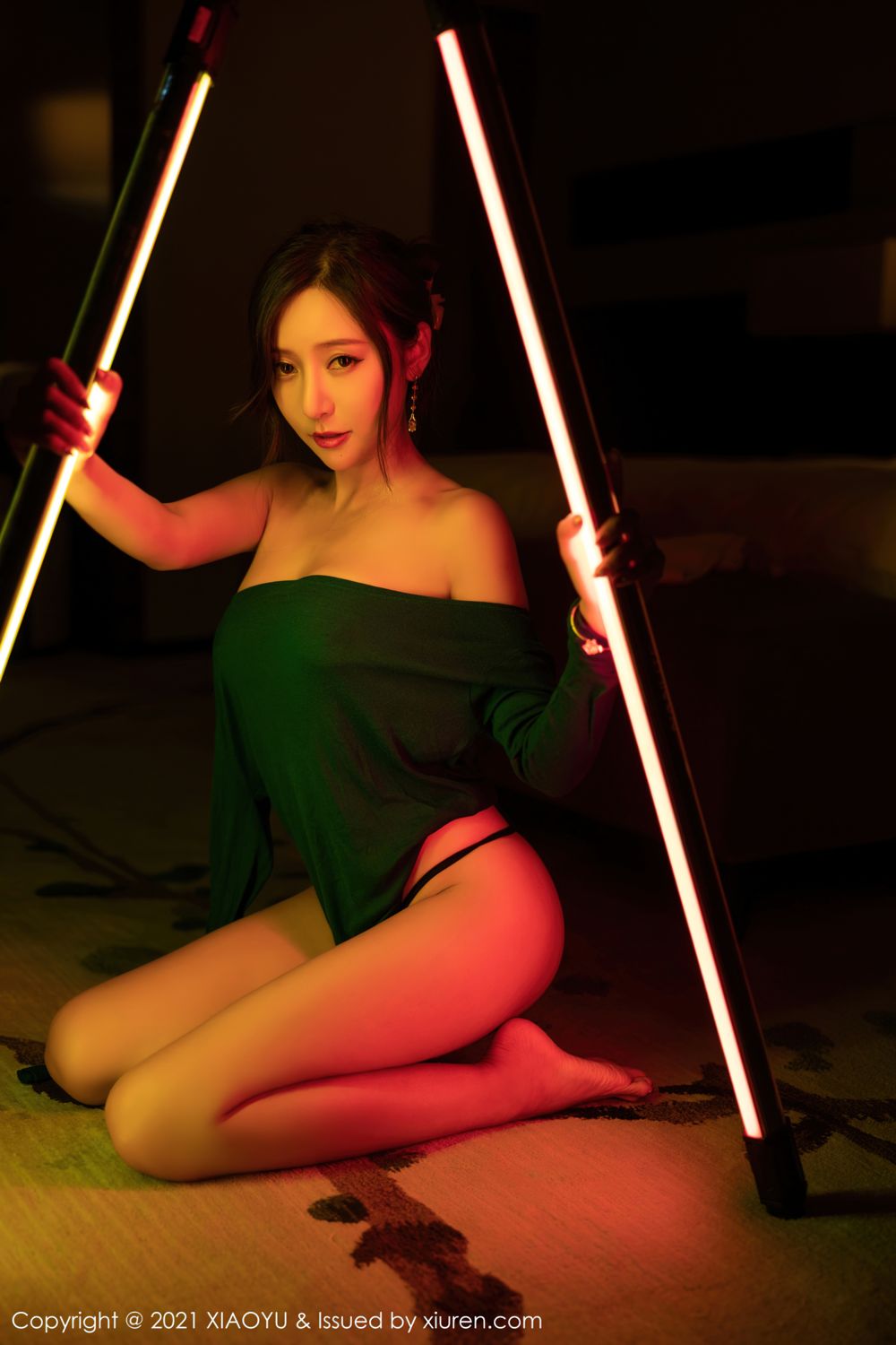 魅惑女神王馨瑶 霓虹灯视觉盛宴