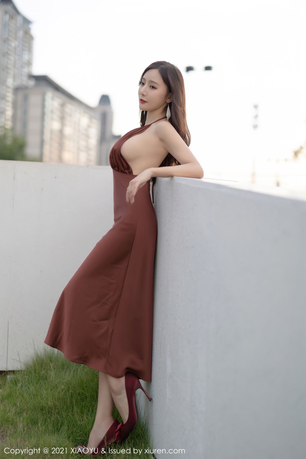 你的女神王馨瑶 香槟色吊裙勾勒