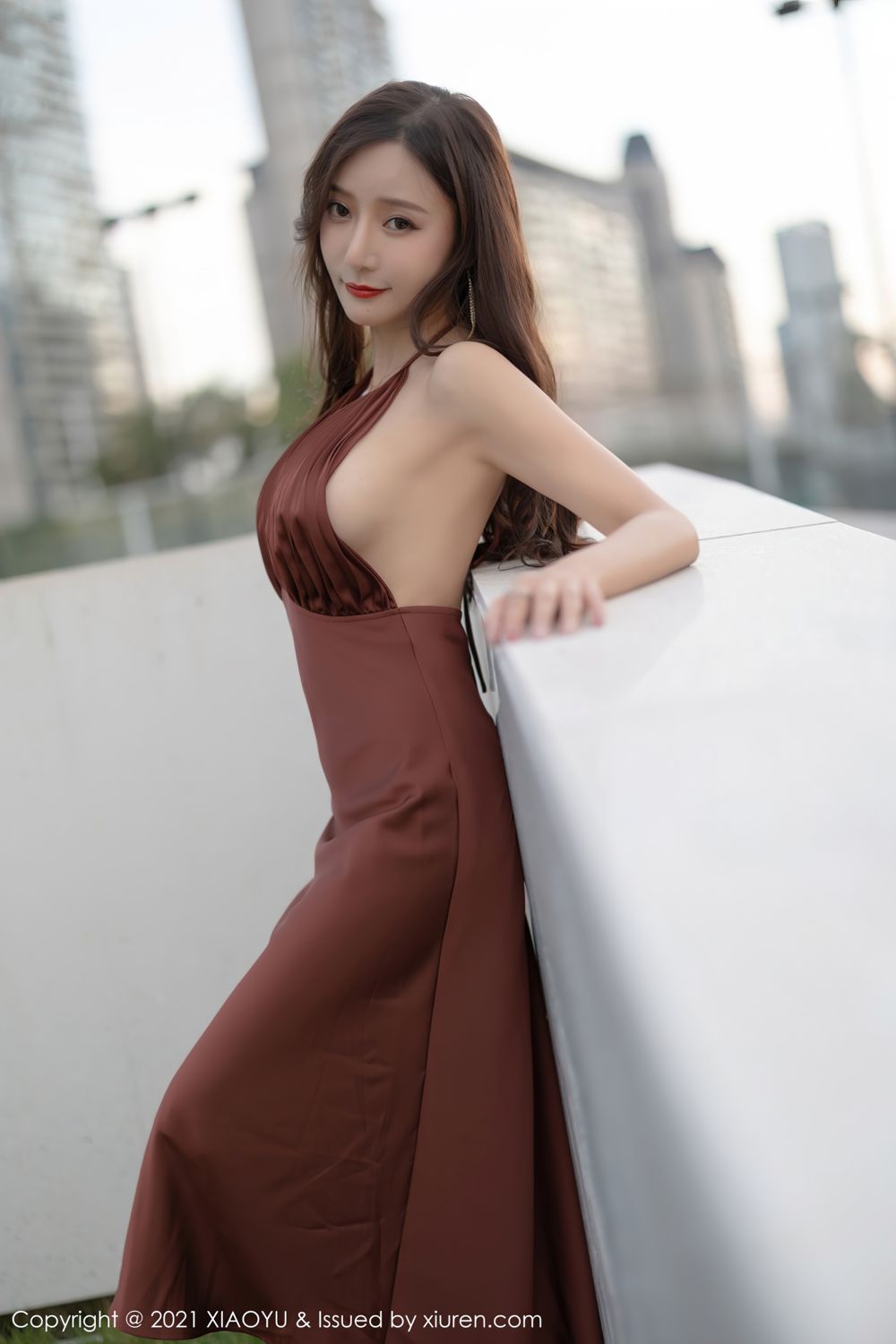 你的女神王馨瑶 香槟色吊裙勾勒