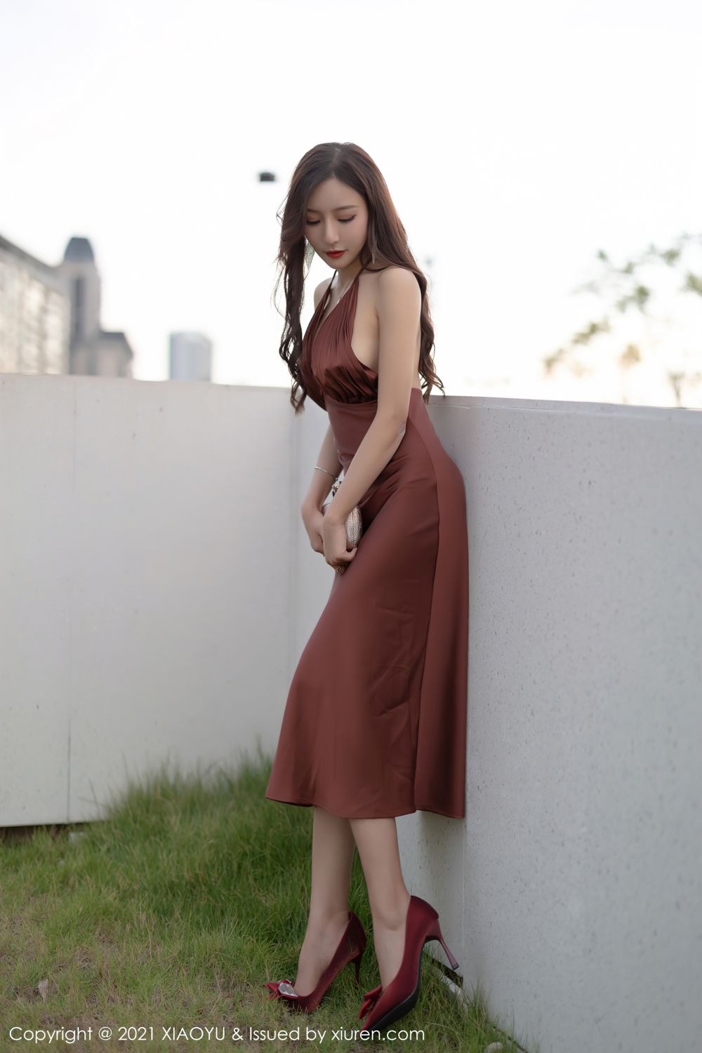 你的女神王馨瑶 香槟色吊裙勾勒
