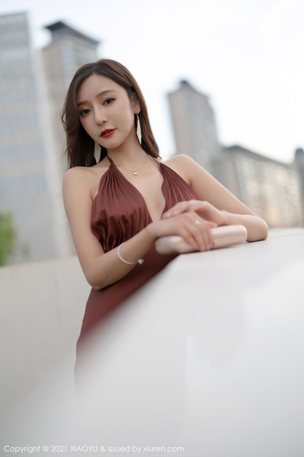 你的女神王馨瑶 香槟色吊裙勾勒
