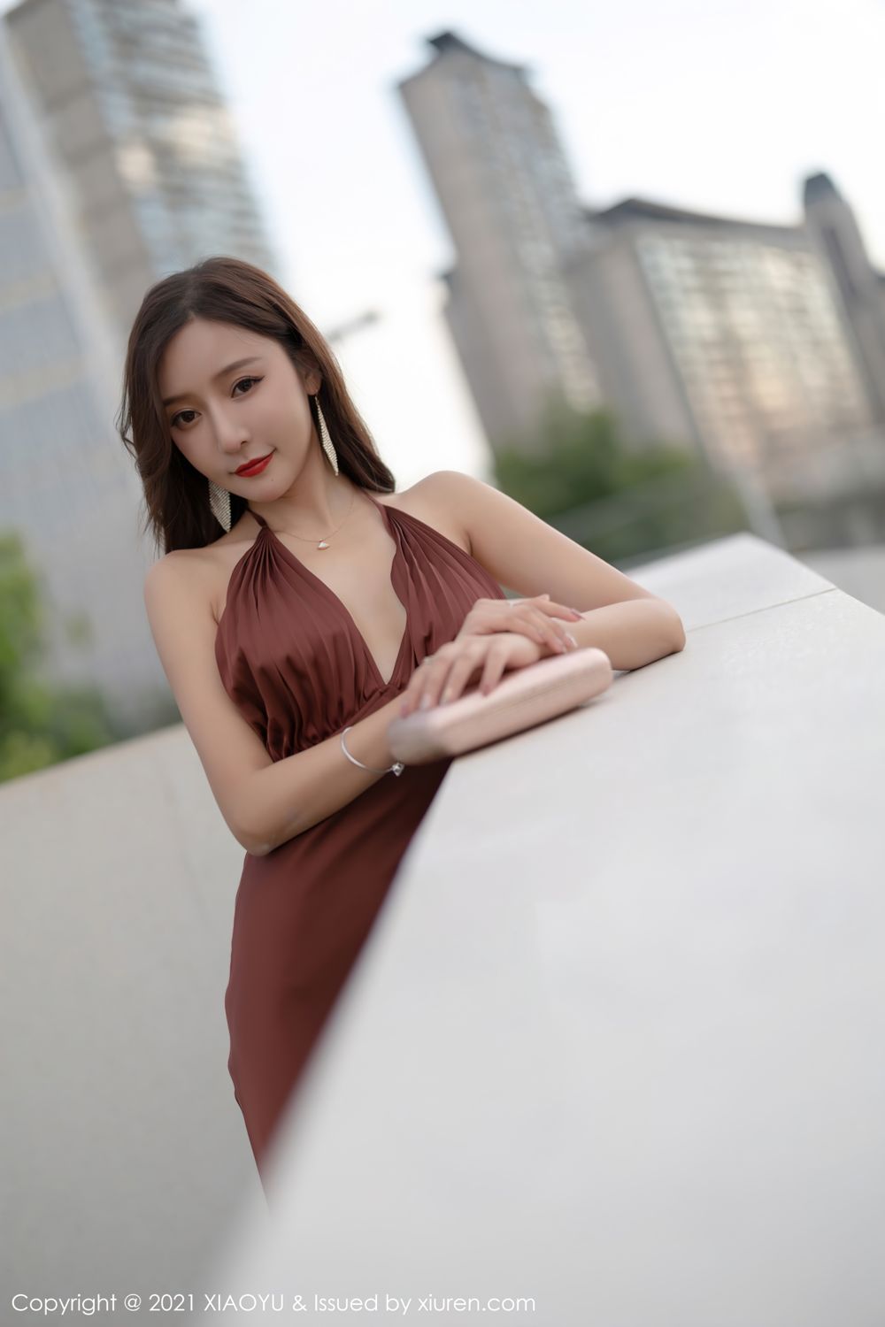 你的女神王馨瑶 香槟色吊裙勾勒