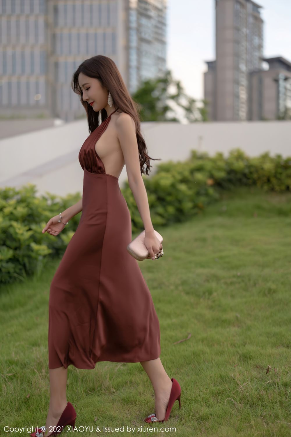 你的女神王馨瑶 香槟色吊裙勾勒