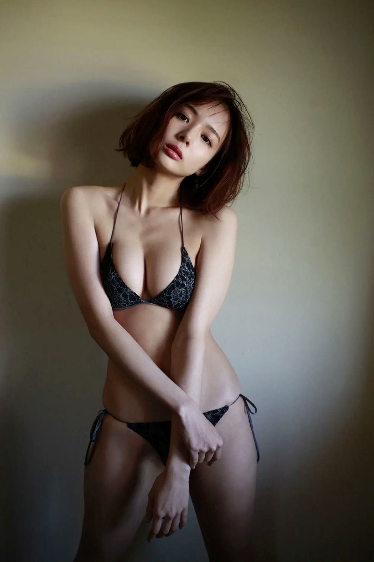 岡田紗佳 - ハイスペックガール 室内优雅私房写真 性感美腿大片