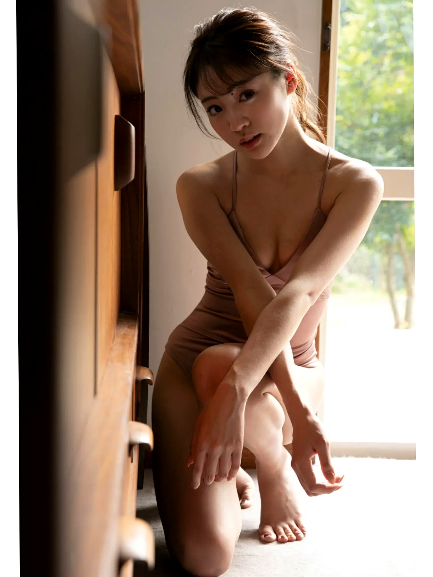 志田友美 - アイドルの魂は美脚に宿る 日系清新家居私房性感美腿写真