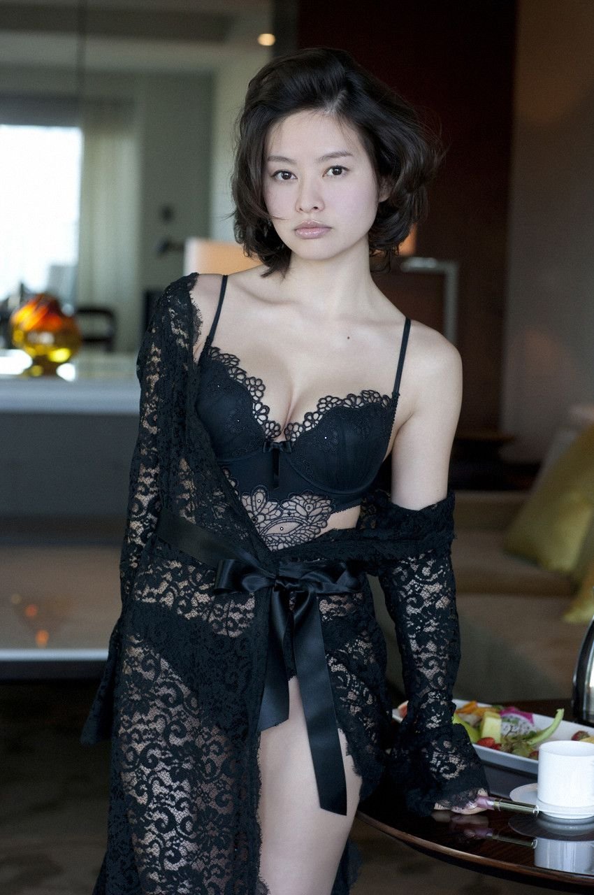 吉野纱香 引人注目的冷艳御姐美人