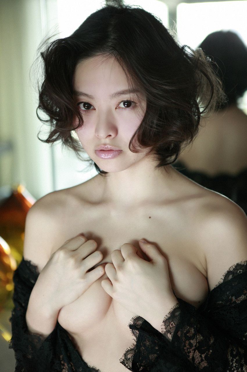 吉野纱香 引人注目的冷艳御姐美人