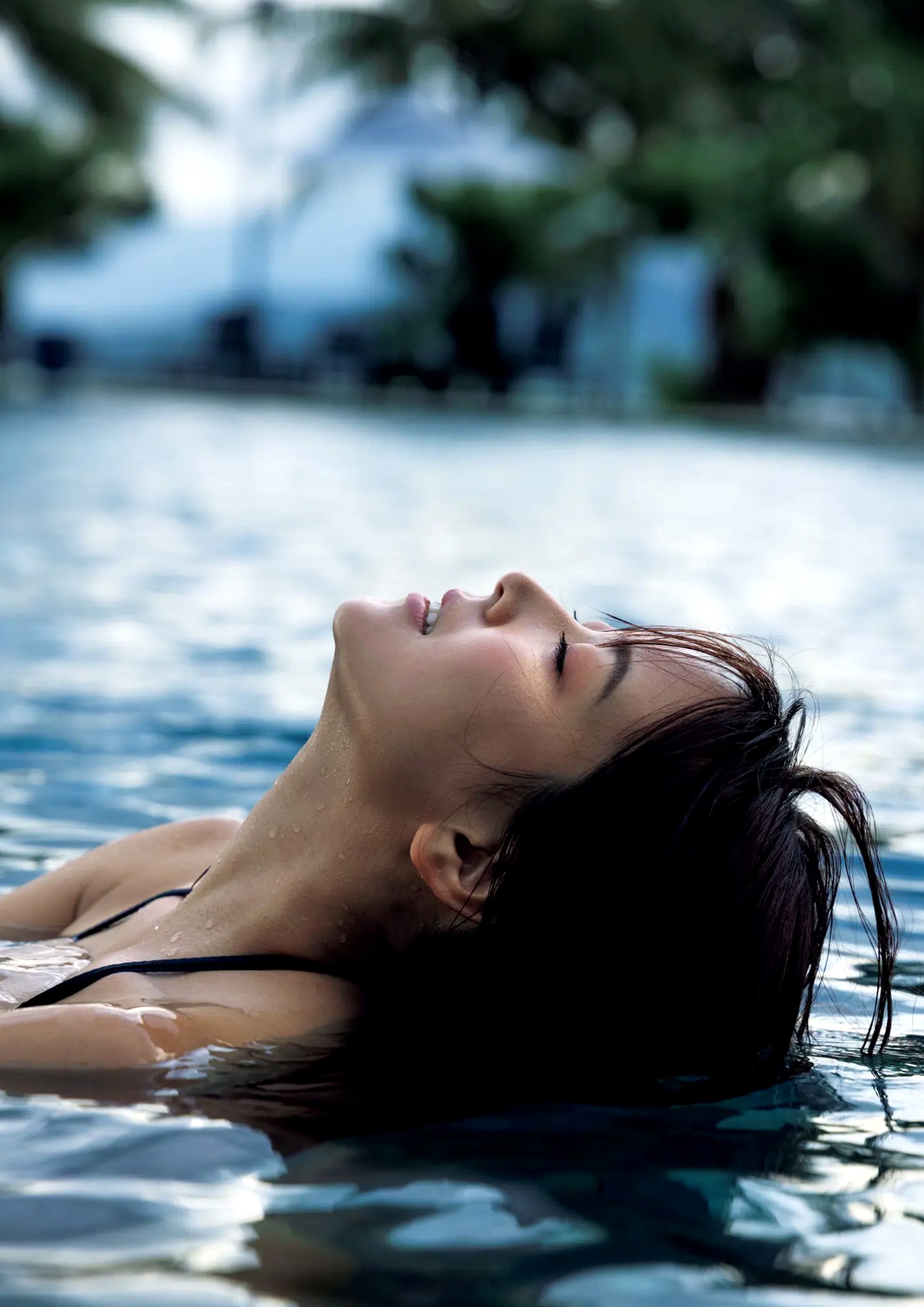 白間美瑠 - MERCI 户外泳池湿身黑色比基尼性感写真