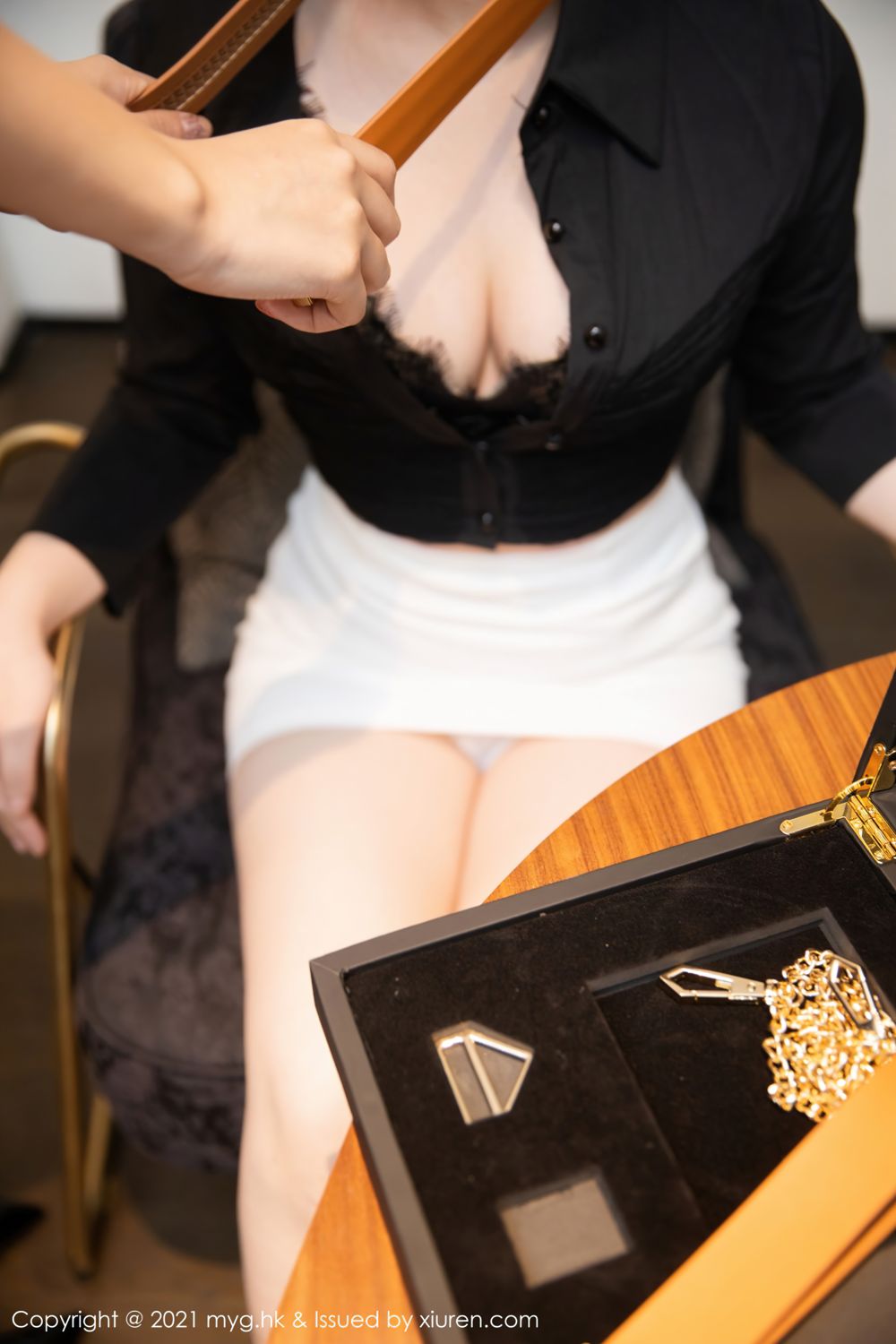 美女教师绮里嘉 调教师剧情主题