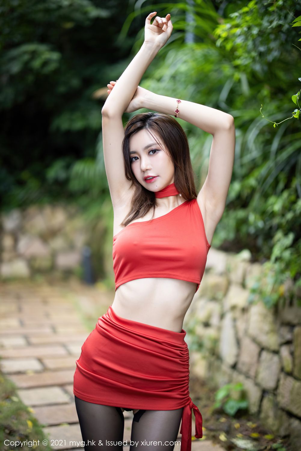 宅男女神绮里嘉 鲜艳红裙魅惑黑丝