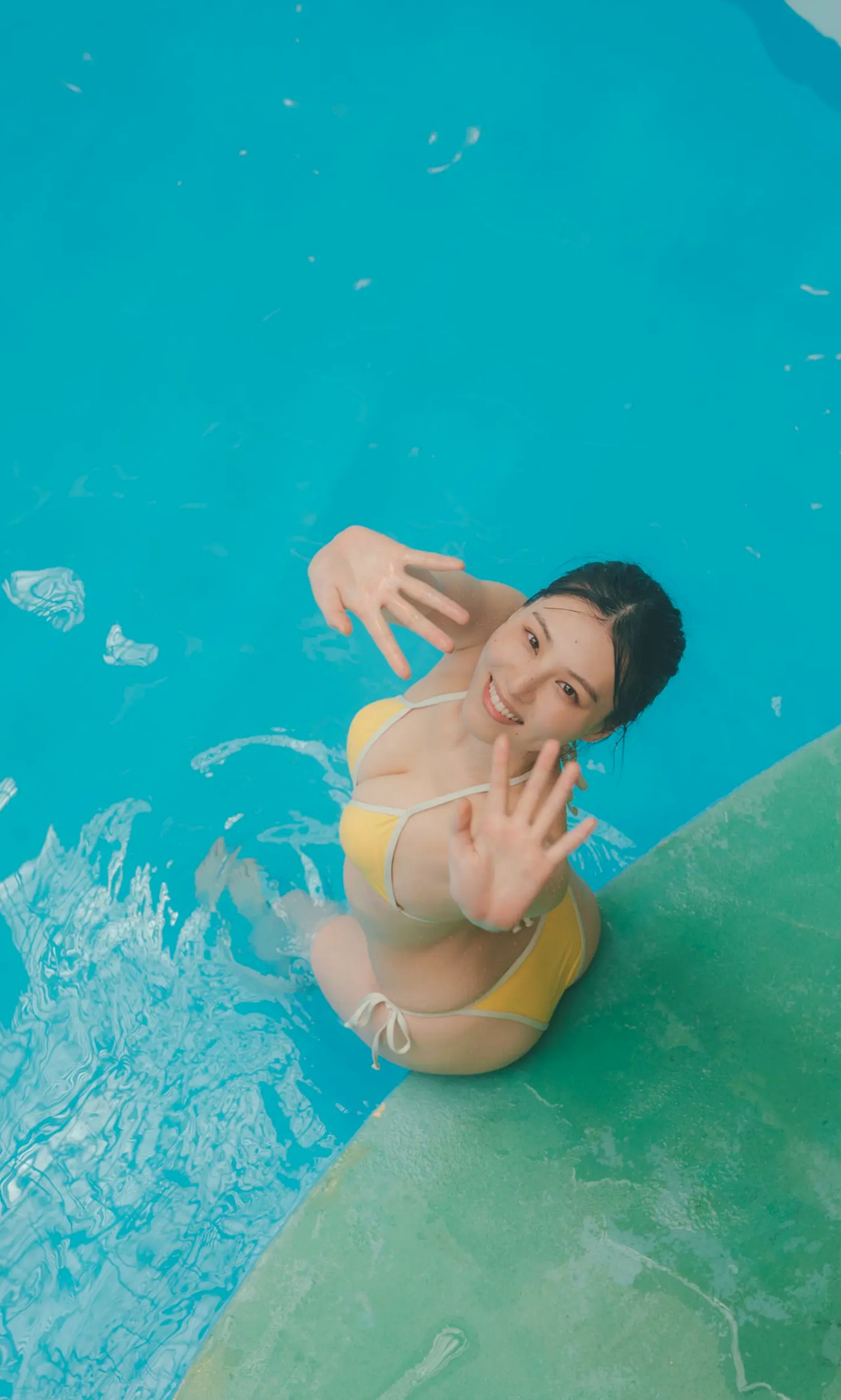 《相楽伊織 - more and more》日本女神泳池比基尼与清爽私房写真集