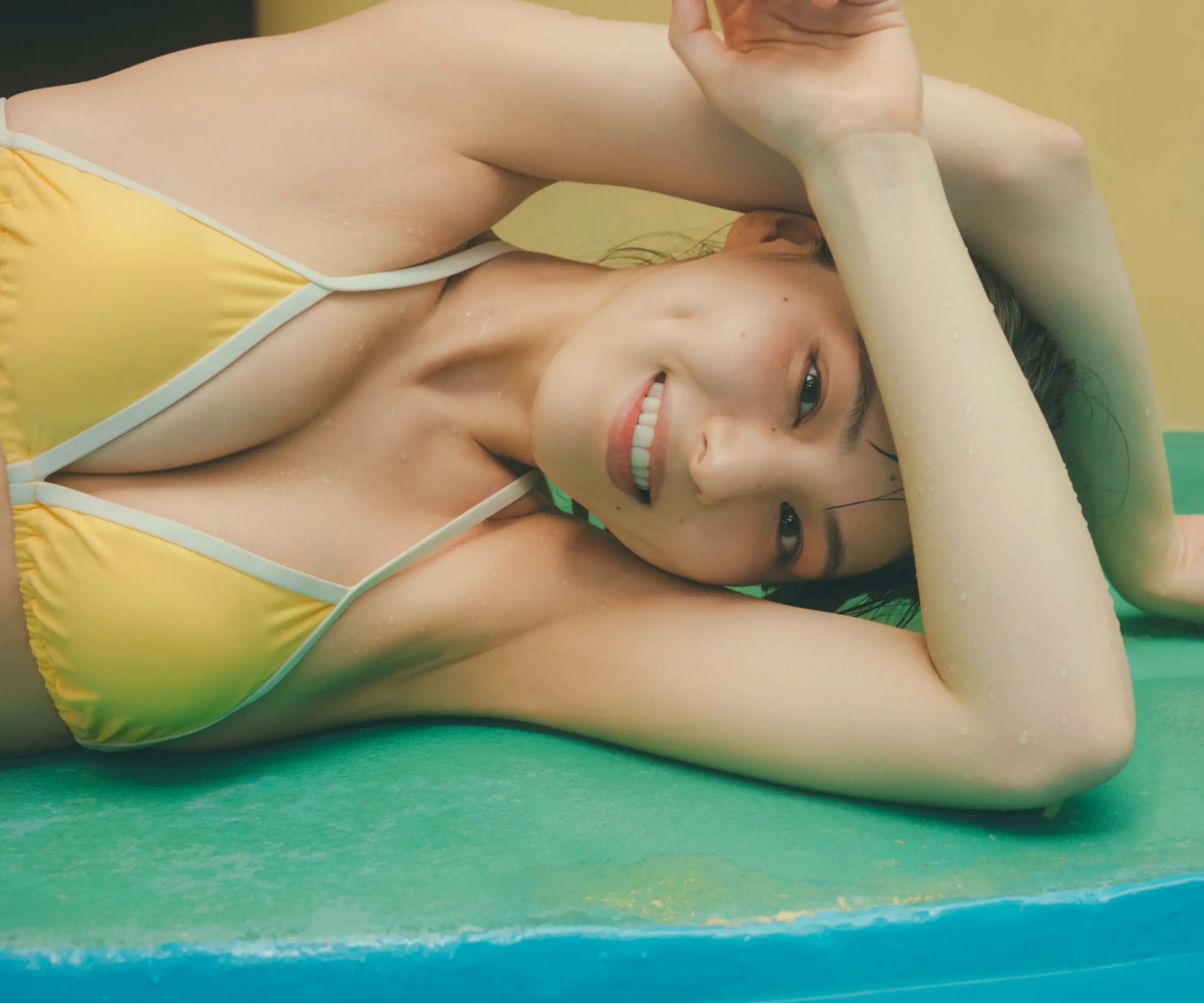 《相楽伊織 - more and more》日本女神泳池比基尼与清爽私房写真集