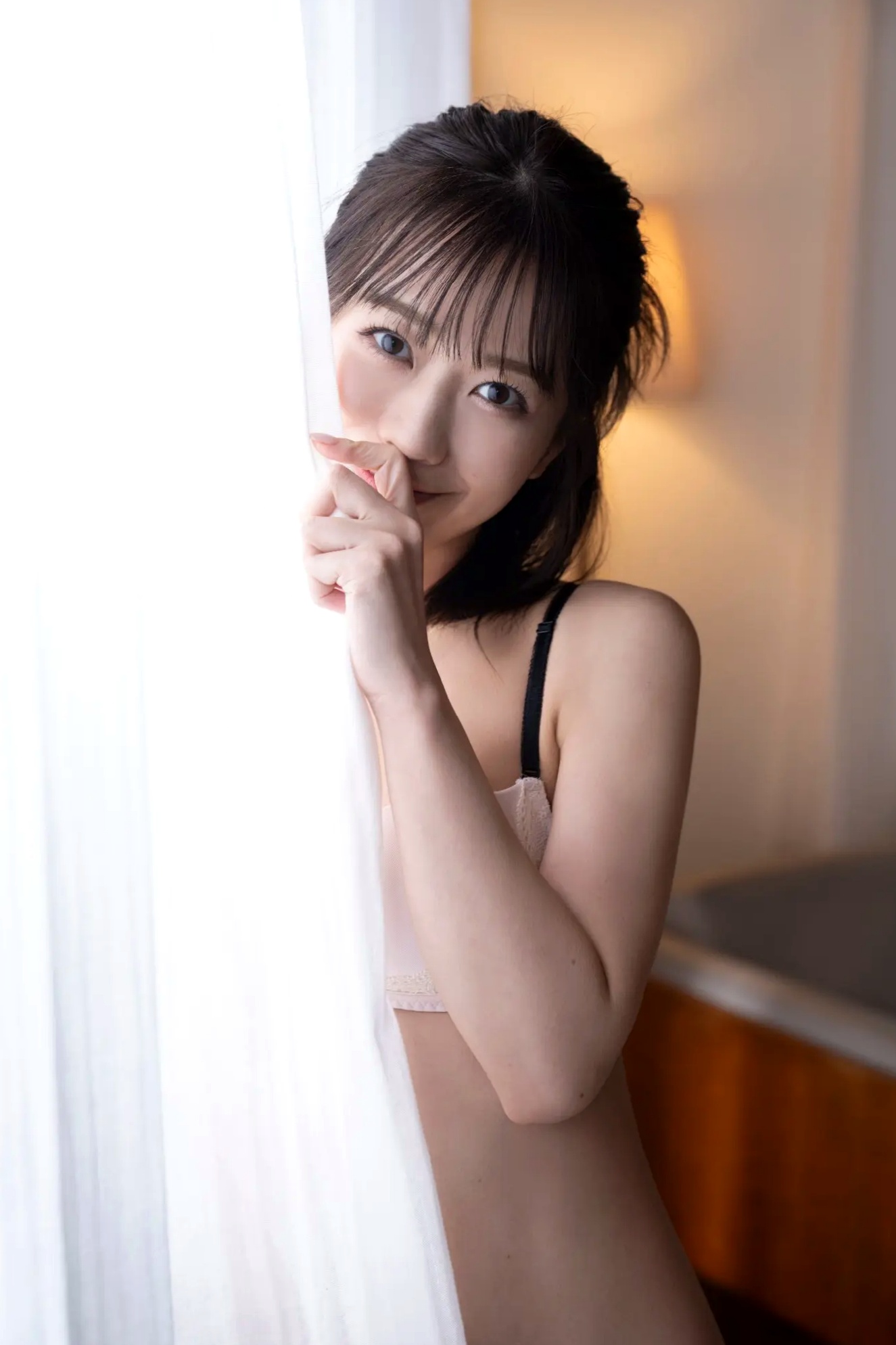 篠崎彩奈 - 濡れ肌をあたためて:日本清纯女神室内性感内衣与户外湿身私房写真