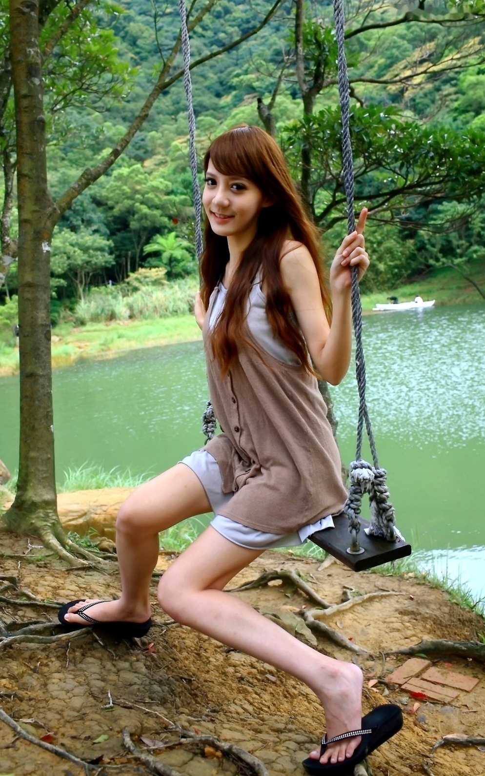 台湾正妹柠檬清新甜美户外写真,治愈系笑容灵动自然,打造满分女友感形象