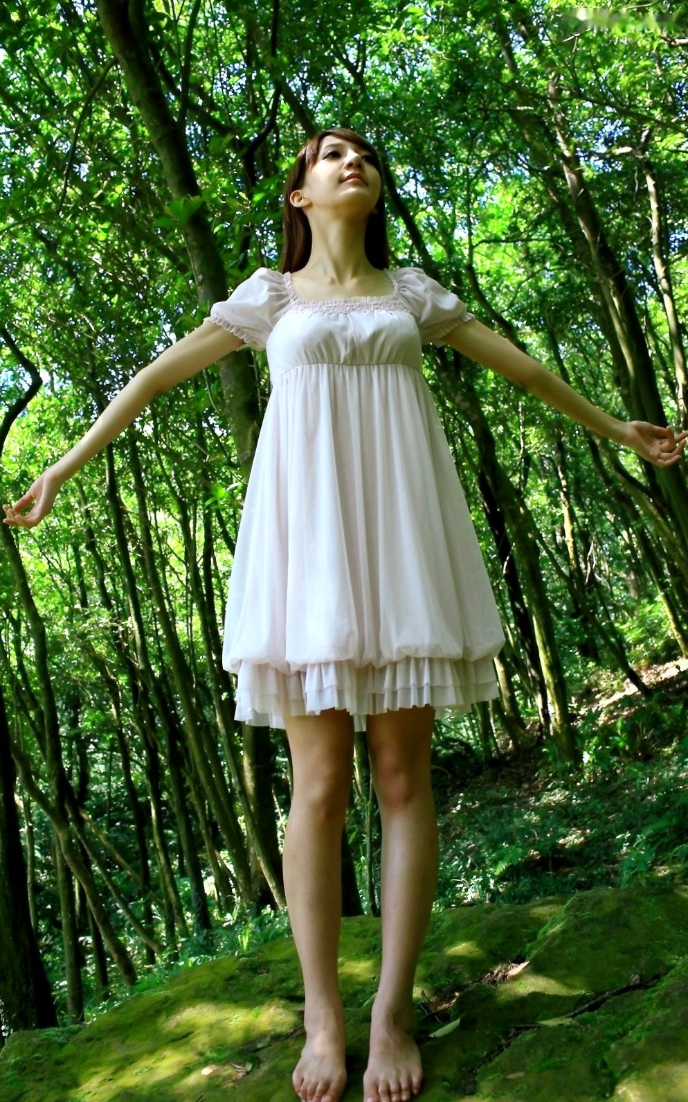 台湾正妹柠檬清新甜美户外写真,治愈系笑容灵动自然,打造满分女友感形象