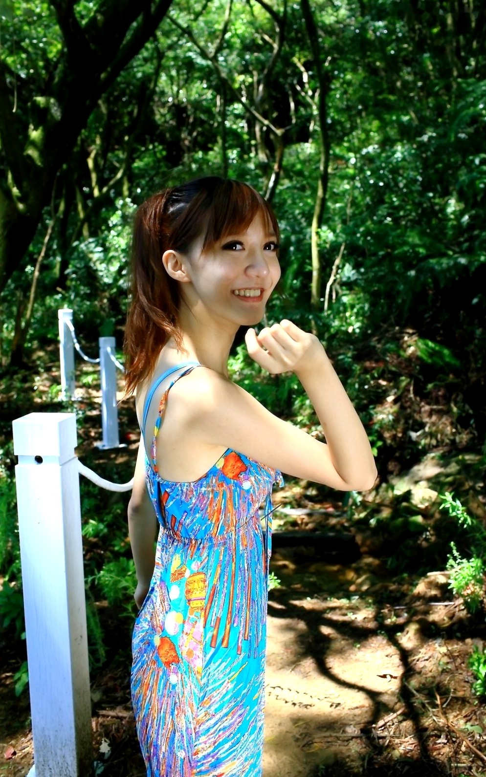 台湾正妹柠檬清新甜美户外写真,治愈系笑容灵动自然,打造满分女友感形象