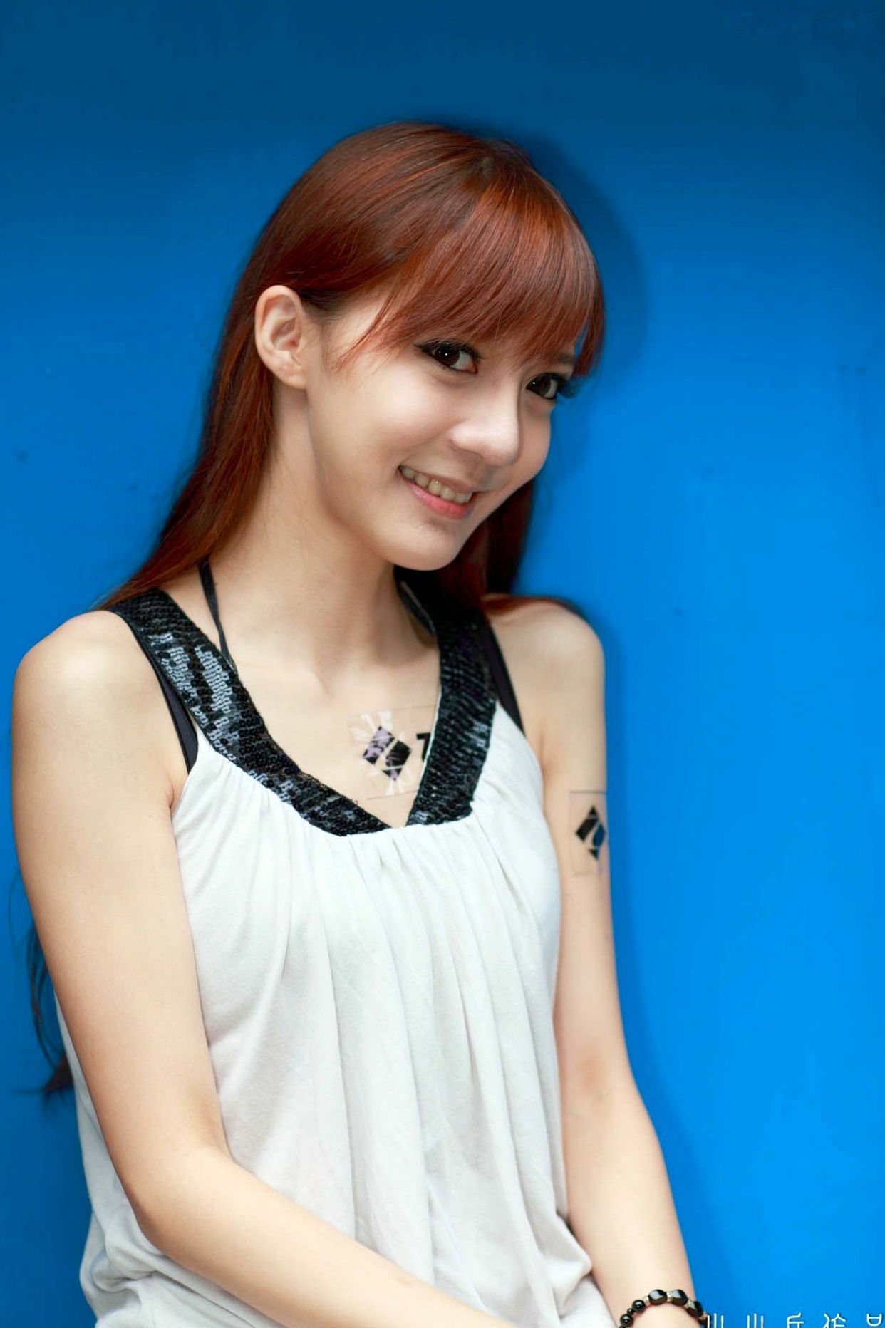 台湾正妹柠檬清新甜美户外写真,治愈系笑容灵动自然,打造满分女友感形象