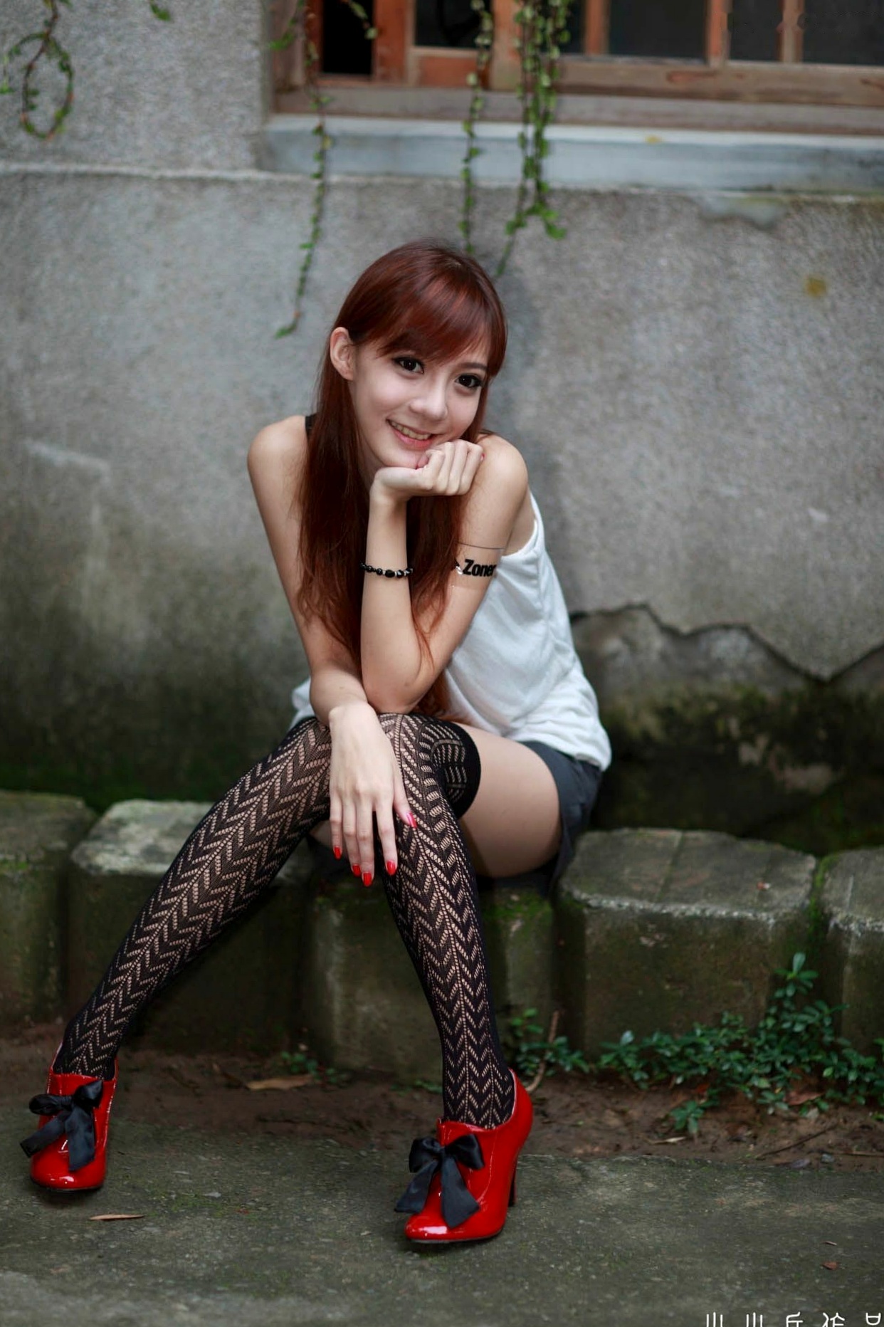 台湾正妹柠檬清新甜美户外写真,治愈系笑容灵动自然,打造满分女友感形象