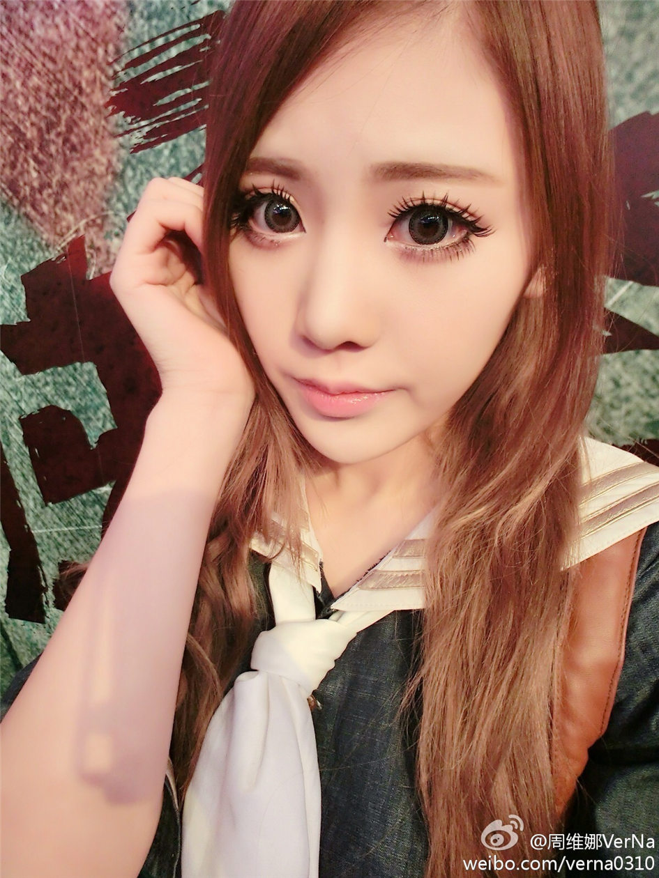 周维娜VerNa 电眼美女浓妆淡抹图片