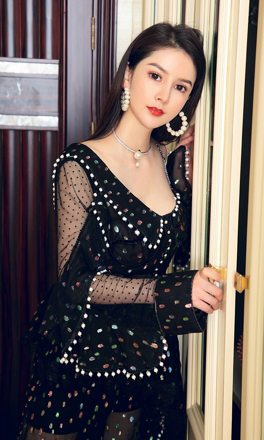李丽莎低温性感 抑制住内心的爱慕