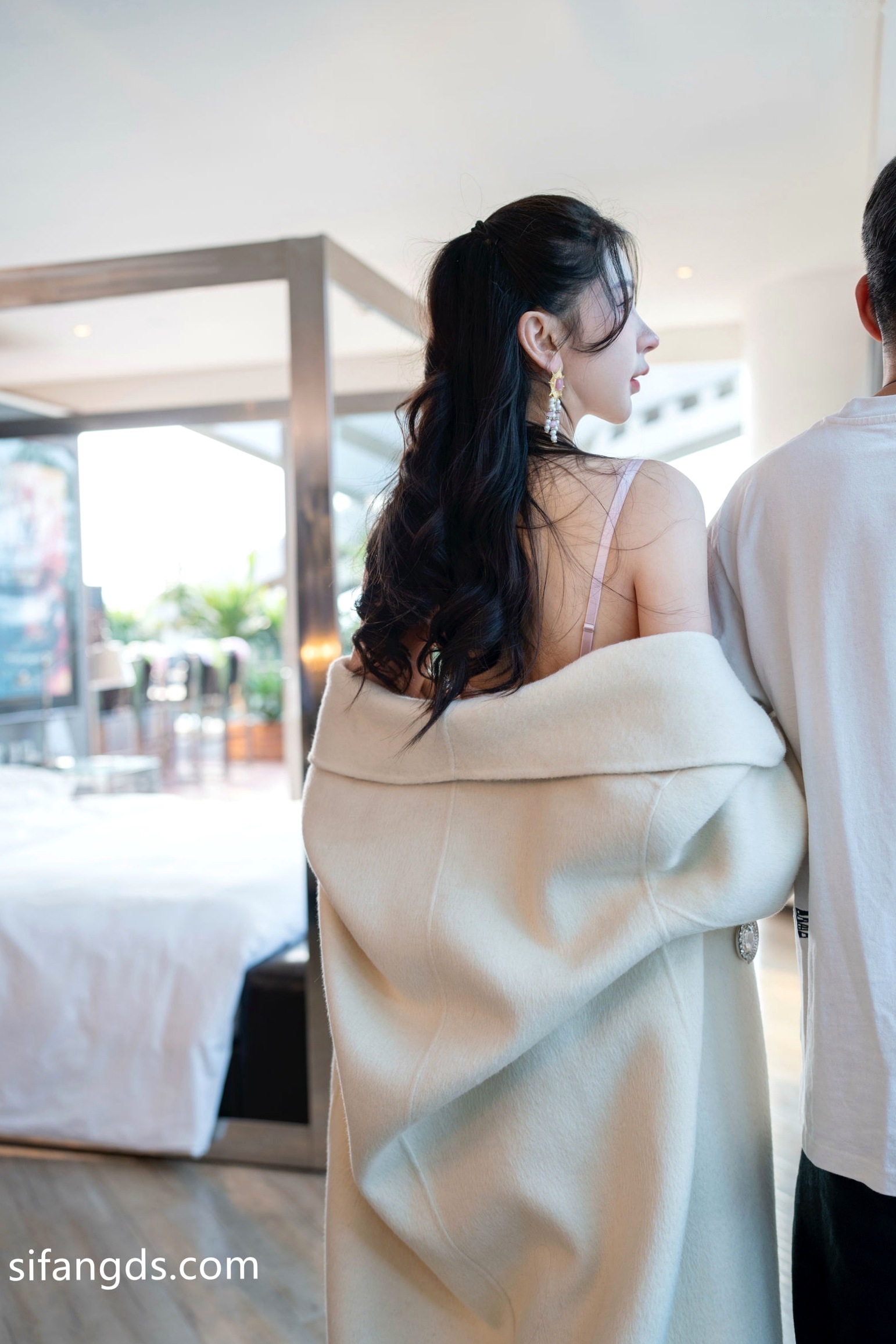 李丽莎粉色花朵蕾丝内衣私拍写真,外搭大衣演绎冷艳性感诱惑,精致曲线尽显妩媚风采,星颜社高端无圣光大尺度套图