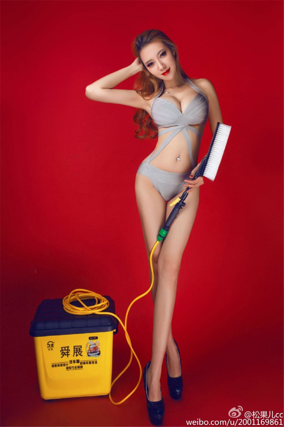 松果儿 性感车模尽展美胸好身材