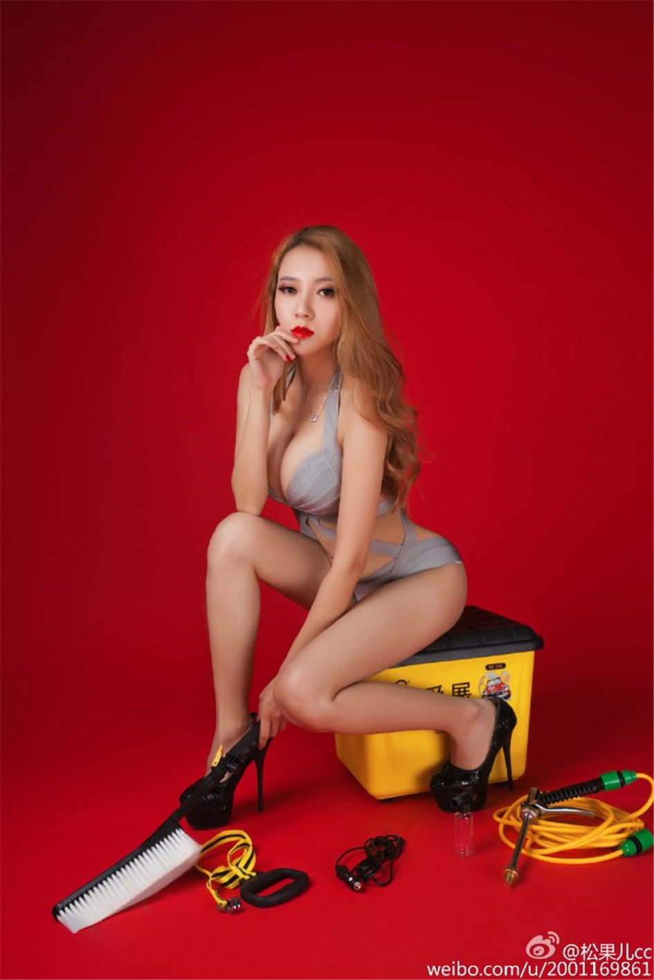 松果儿 性感车模尽展美胸好身材