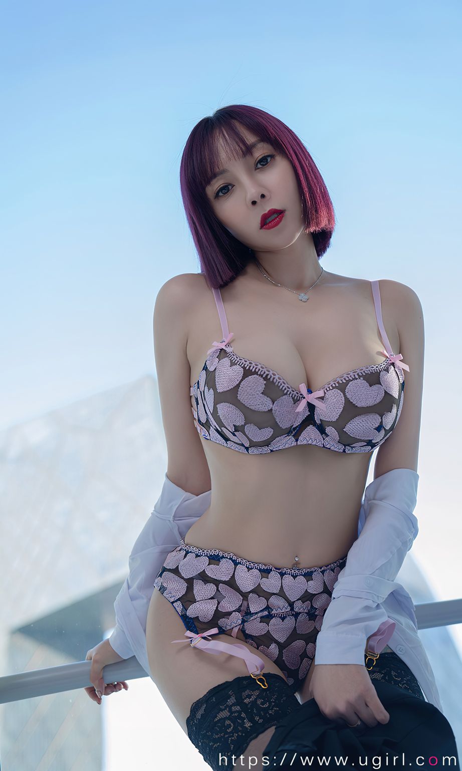 果儿Victoria衬衫之下 隐约可见心知所想