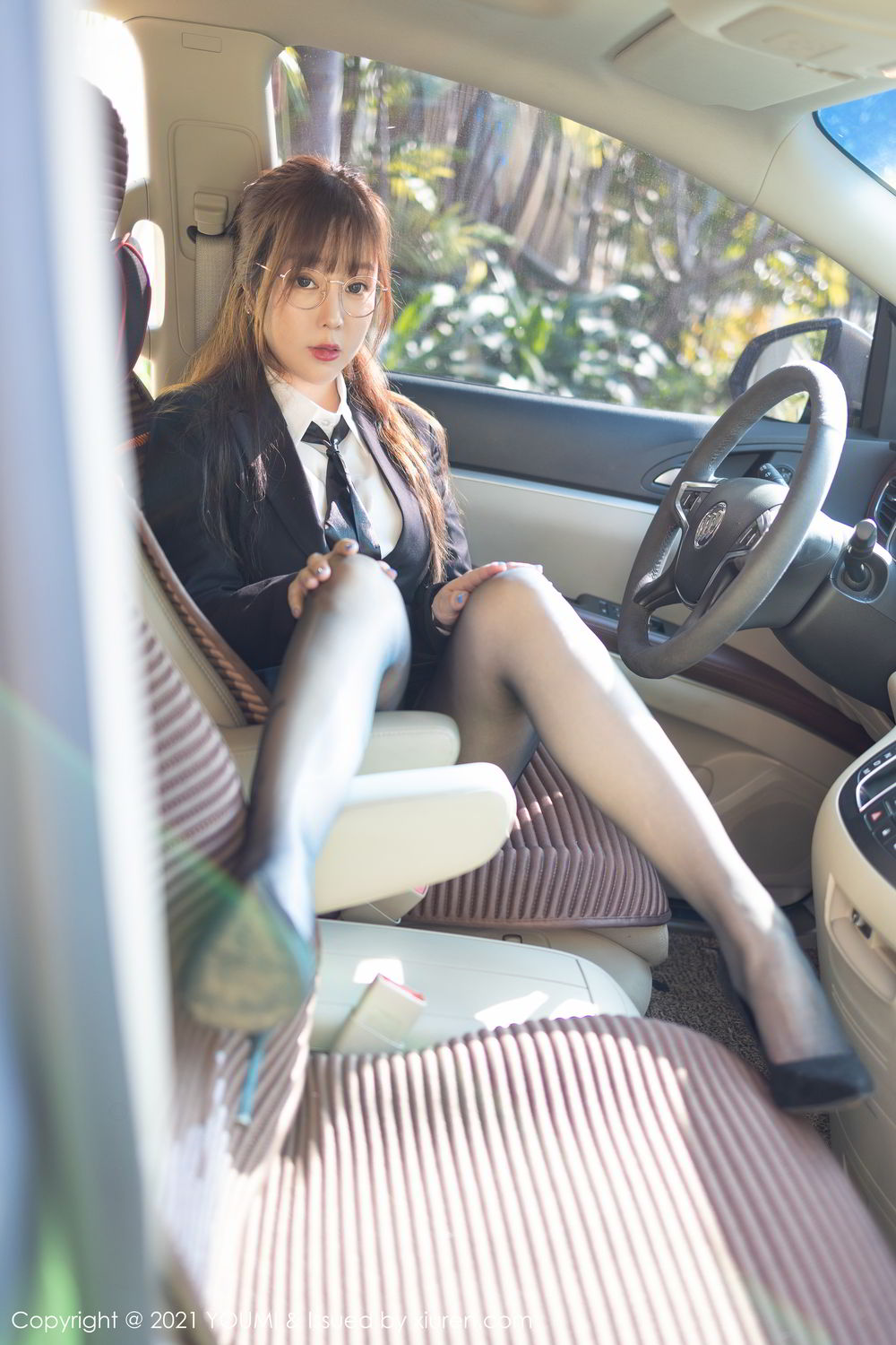 香车女郎王雨纯 时尚动感眼镜OL