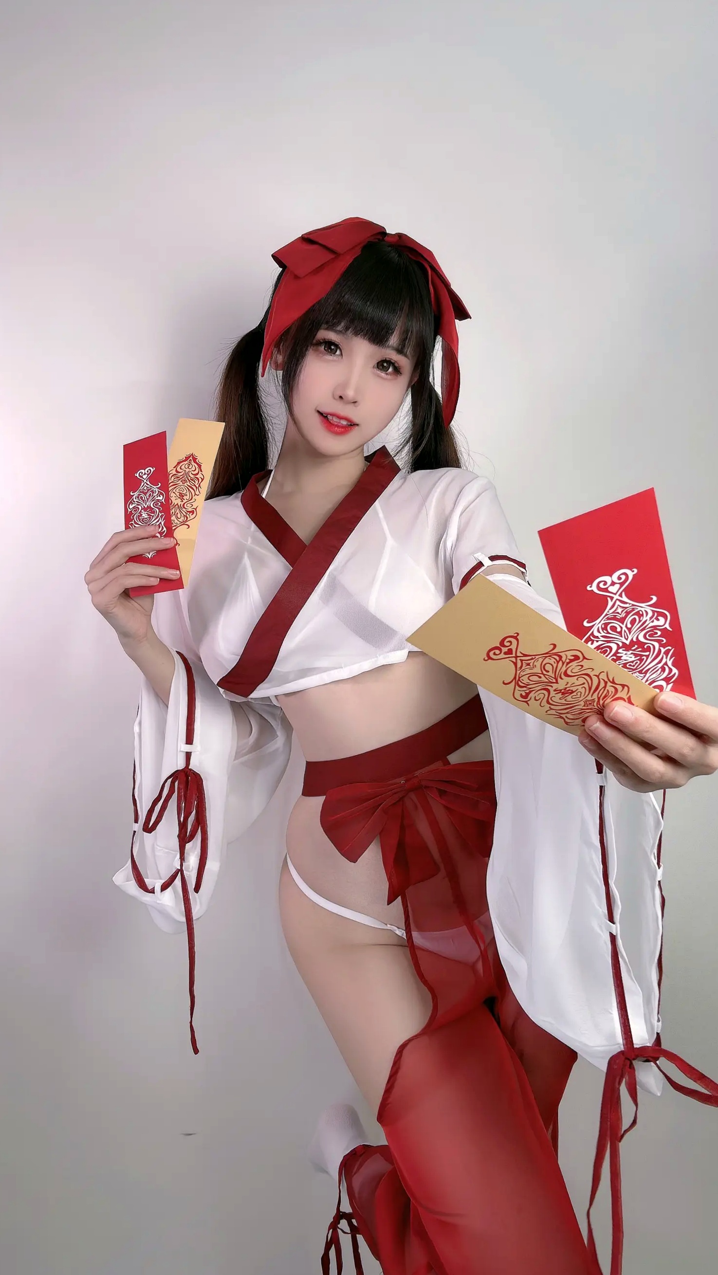 miko酱ww 2023年3月合集:百变女仆COS、清纯萌系私房与节日诱惑,极致身材尽显女神风采
