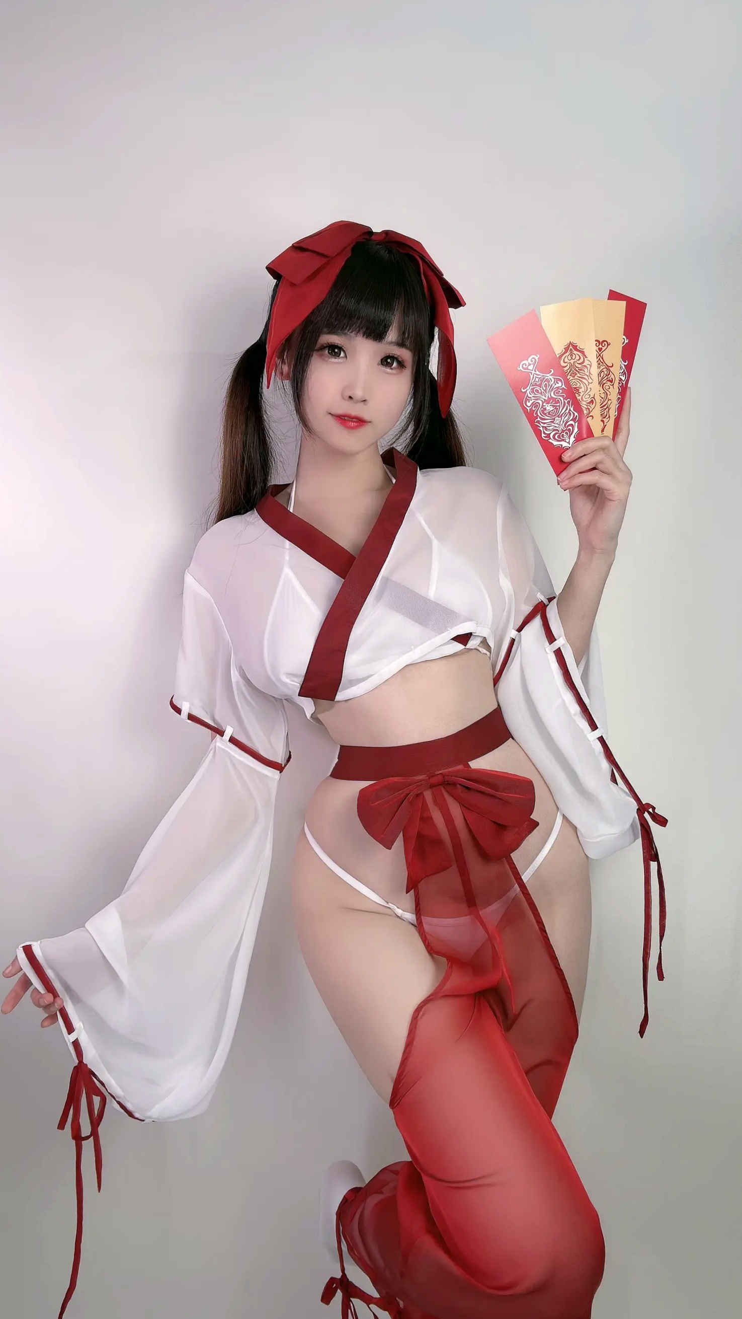 miko酱ww 2023年3月合集:百变女仆COS、清纯萌系私房与节日诱惑,极致身材尽显女神风采