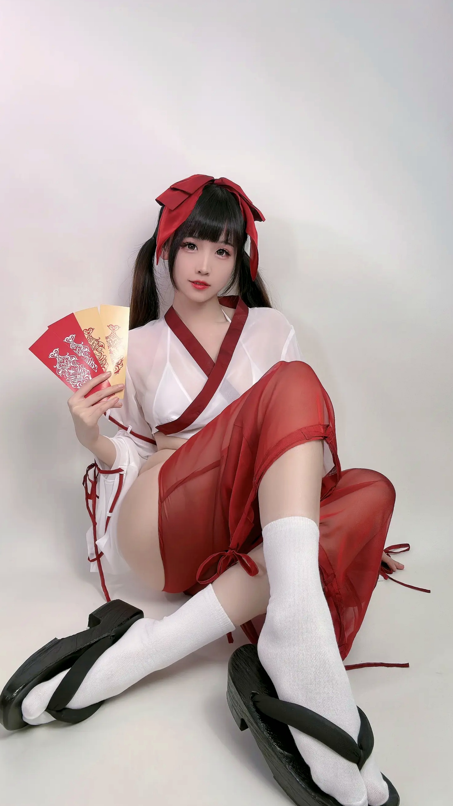 miko酱ww 2023年3月合集:百变女仆COS、清纯萌系私房与节日诱惑,极致身材尽显女神风采