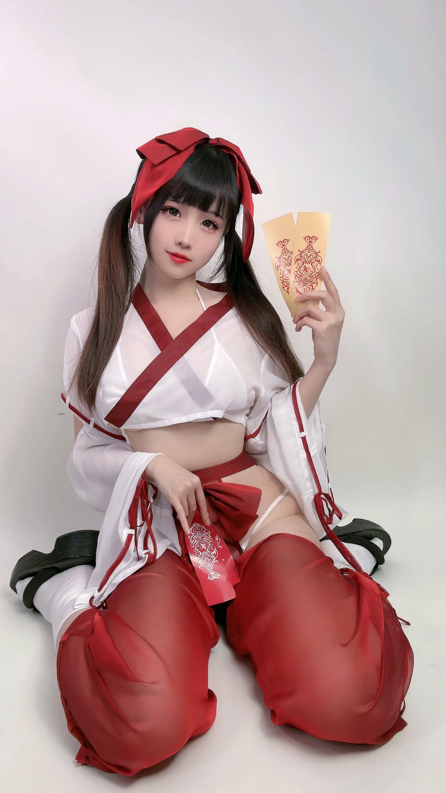 miko酱ww 2023年3月合集:百变女仆COS、清纯萌系私房与节日诱惑,极致身材尽显女神风采