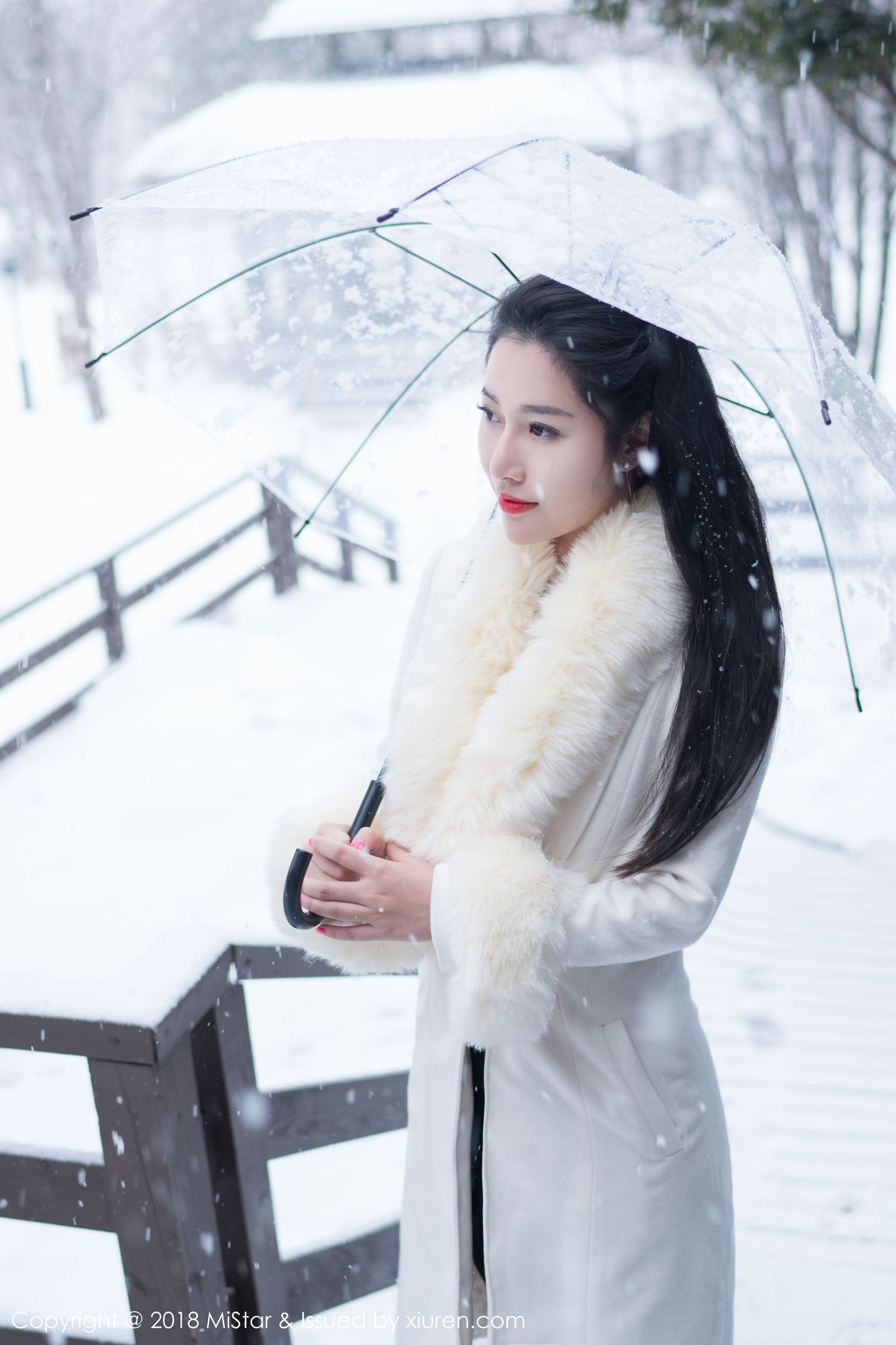 雪景佳人陈嘉嘉 明艳气质桃粉肚兜
