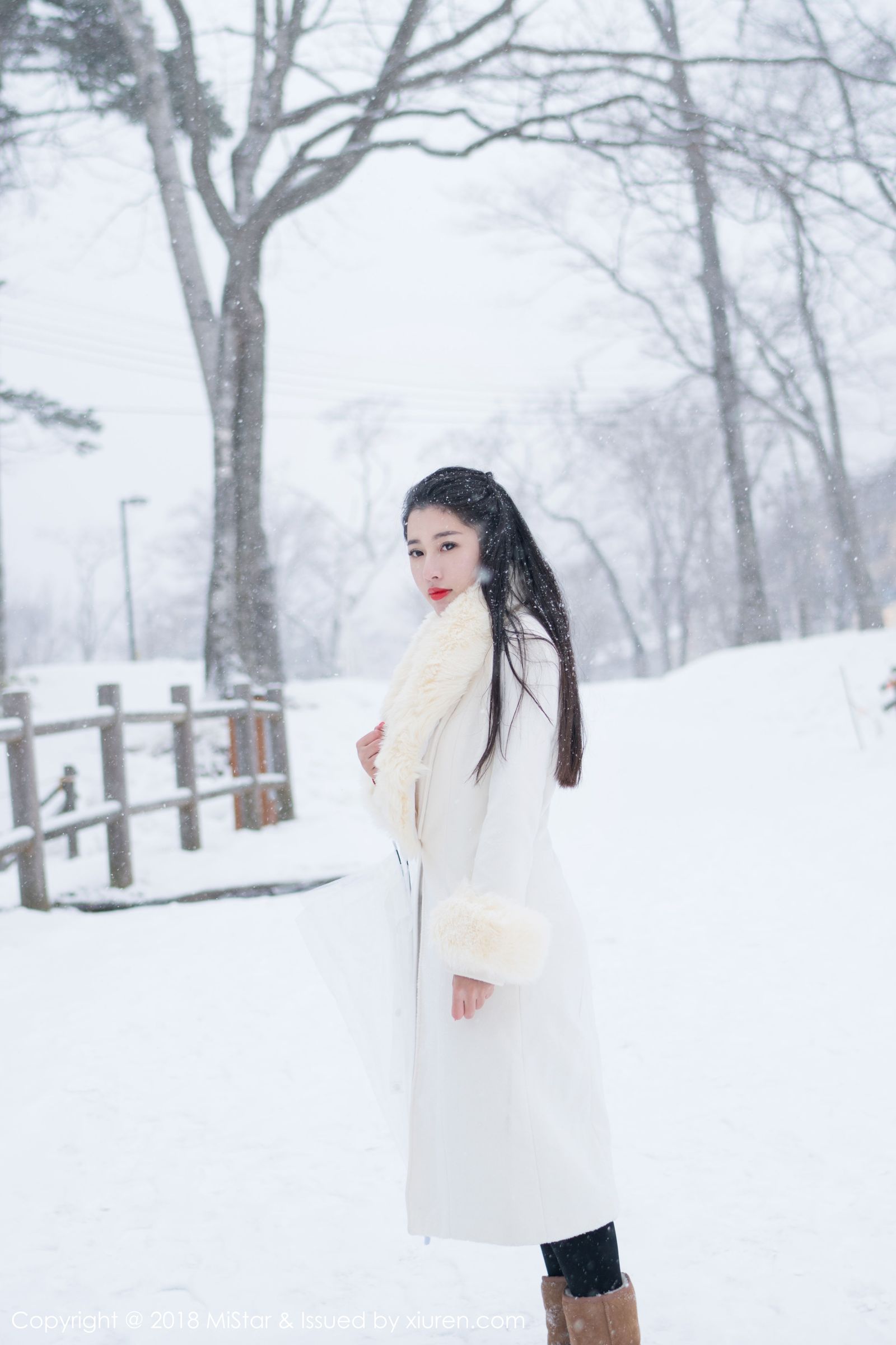 雪景佳人陈嘉嘉 明艳气质桃粉肚兜