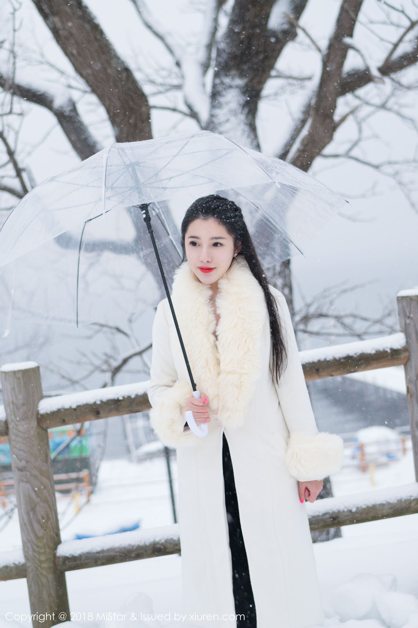 雪景佳人陈嘉嘉 明艳气质桃粉肚兜