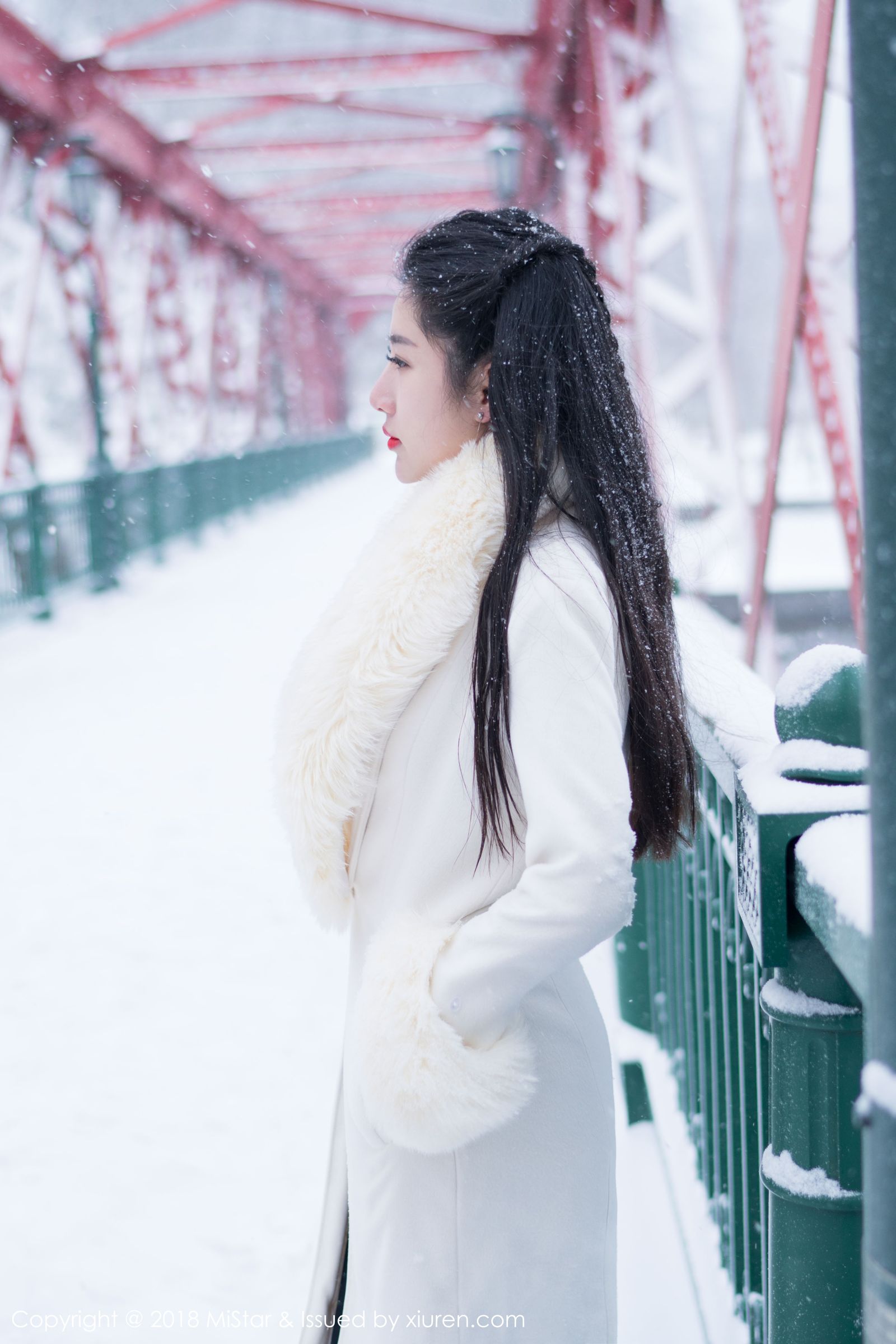 雪景佳人陈嘉嘉 明艳气质桃粉肚兜