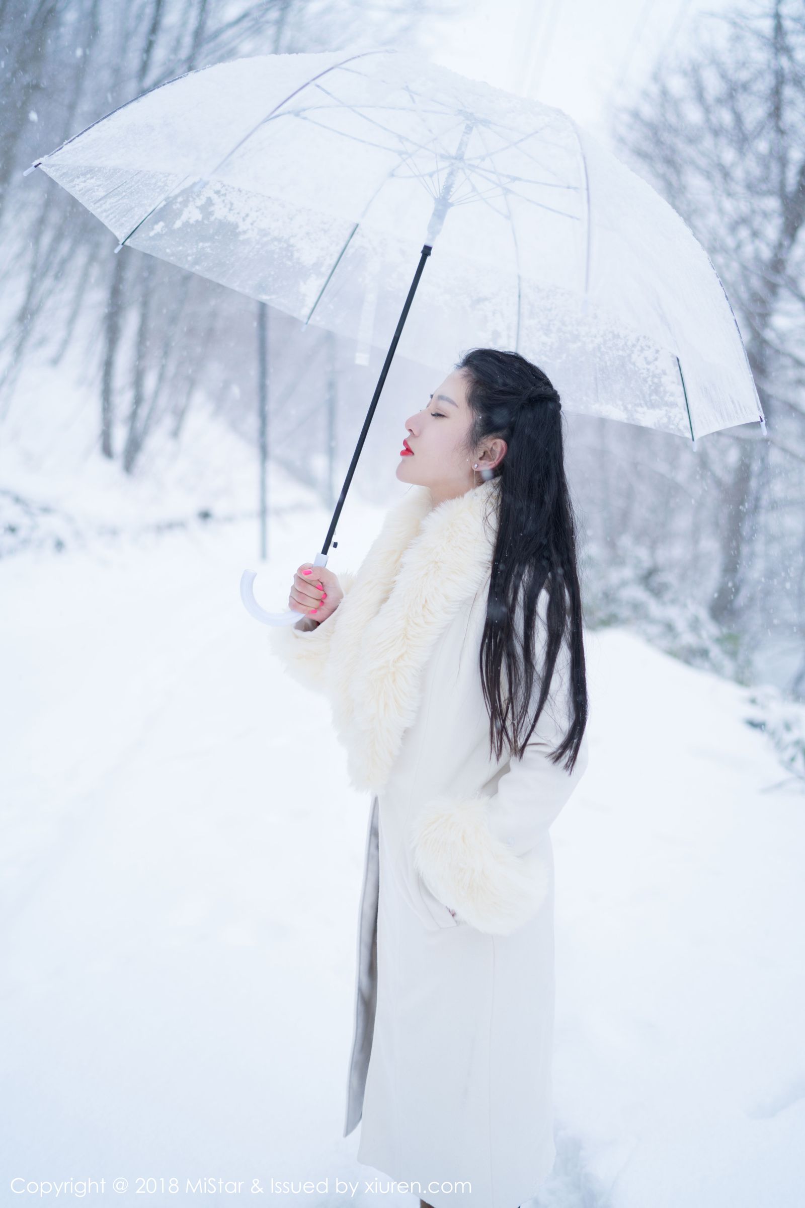 雪景佳人陈嘉嘉 明艳气质桃粉肚兜