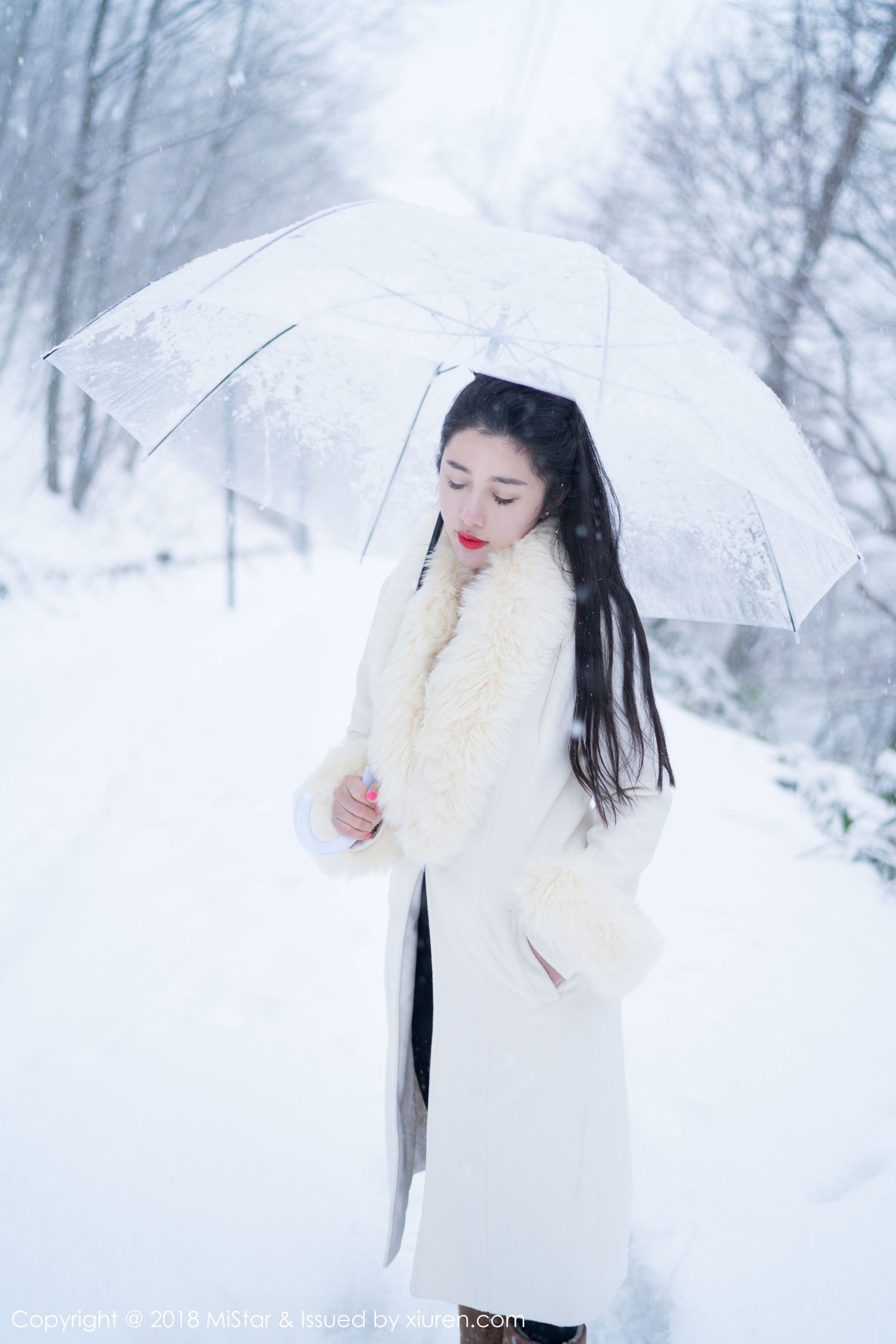 雪景佳人陈嘉嘉 明艳气质桃粉肚兜