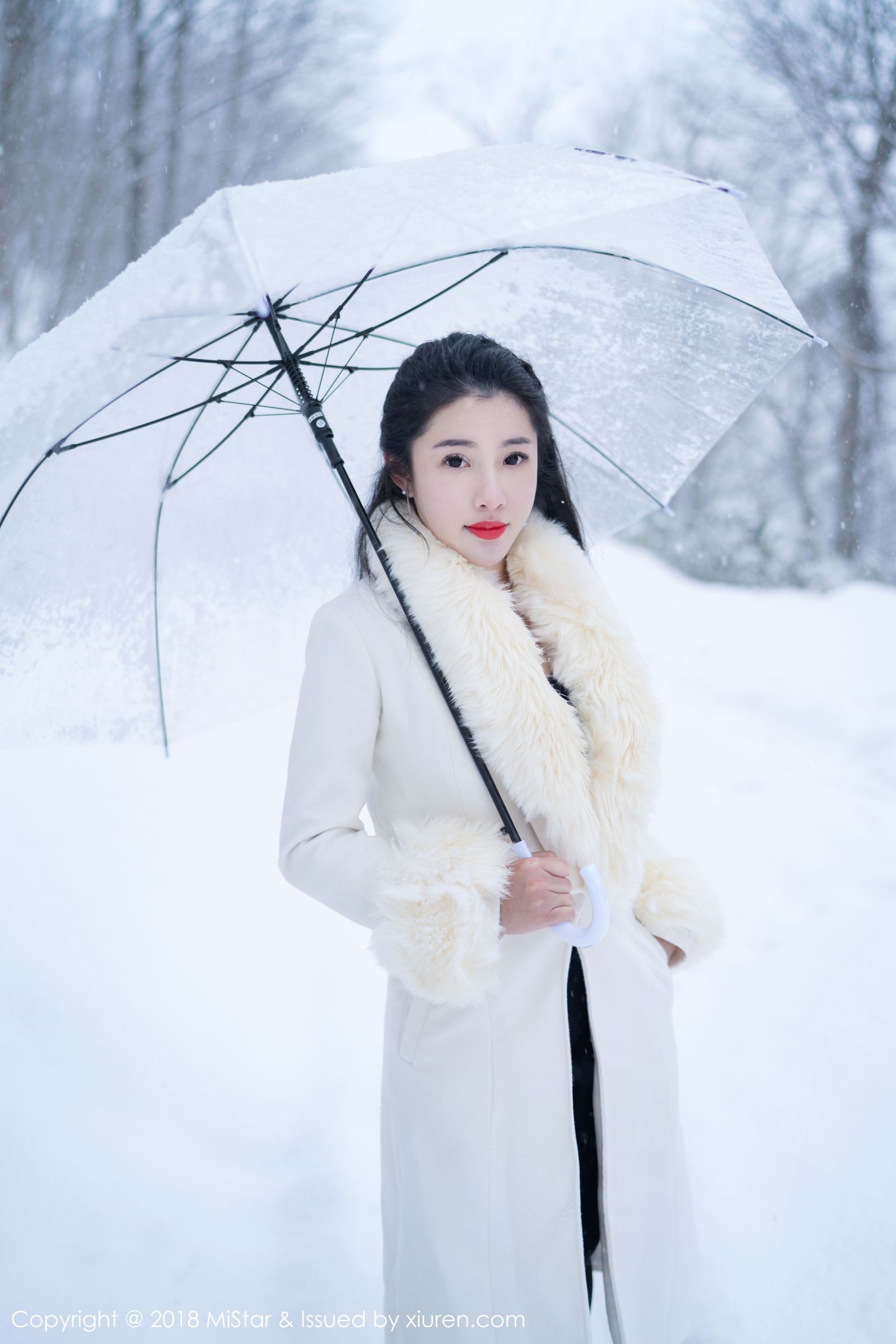 雪景佳人陈嘉嘉 明艳气质桃粉肚兜
