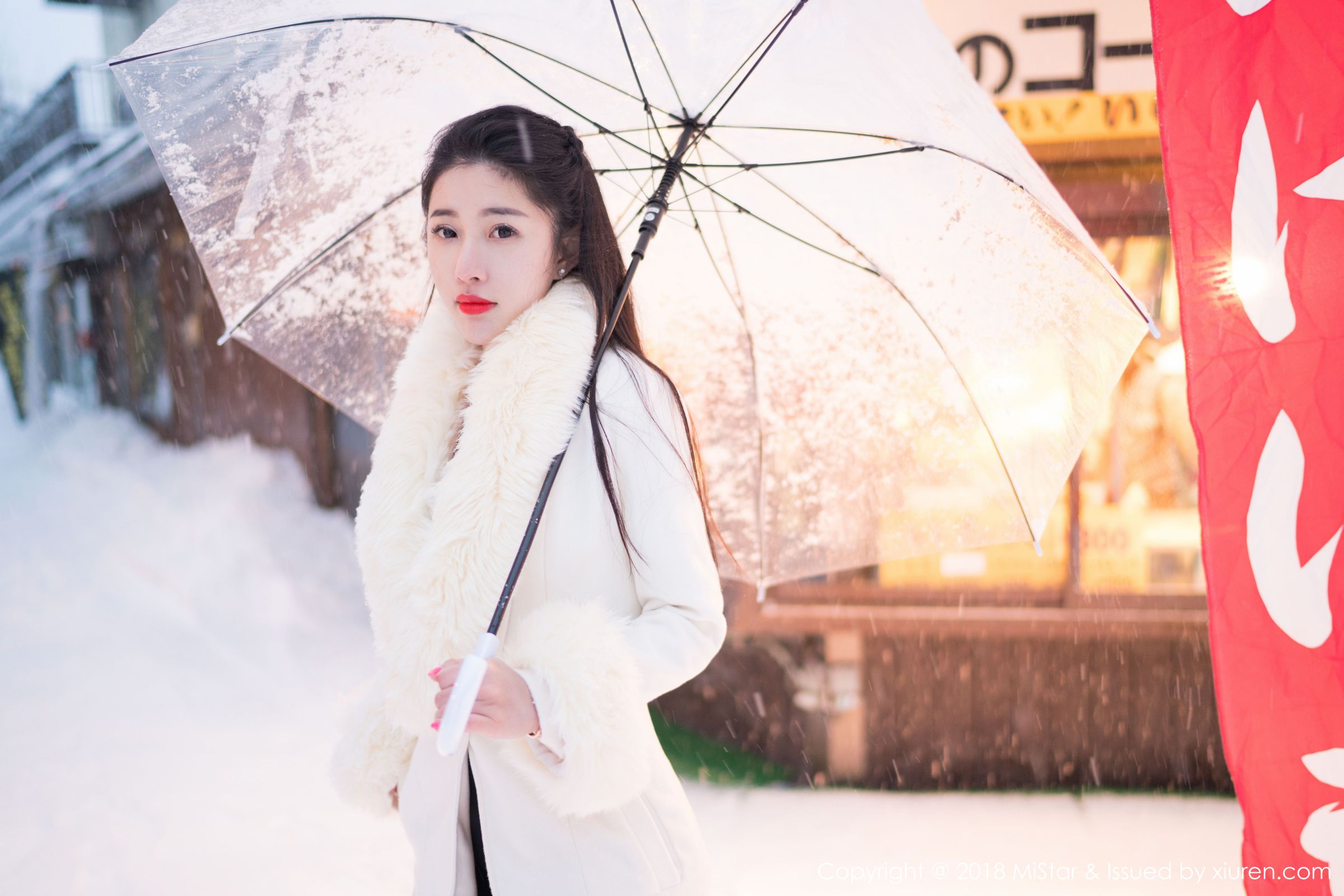雪景佳人陈嘉嘉 明艳气质桃粉肚兜