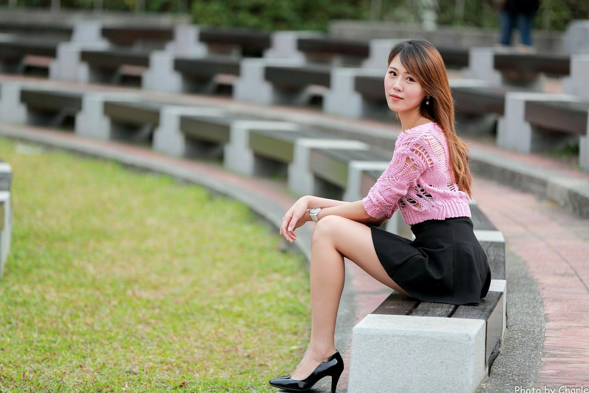 台湾正妹艾琳士林官邸外拍写真,三套精美穿搭尽显甜美知性气质与修长美腿,82P高清街拍图集