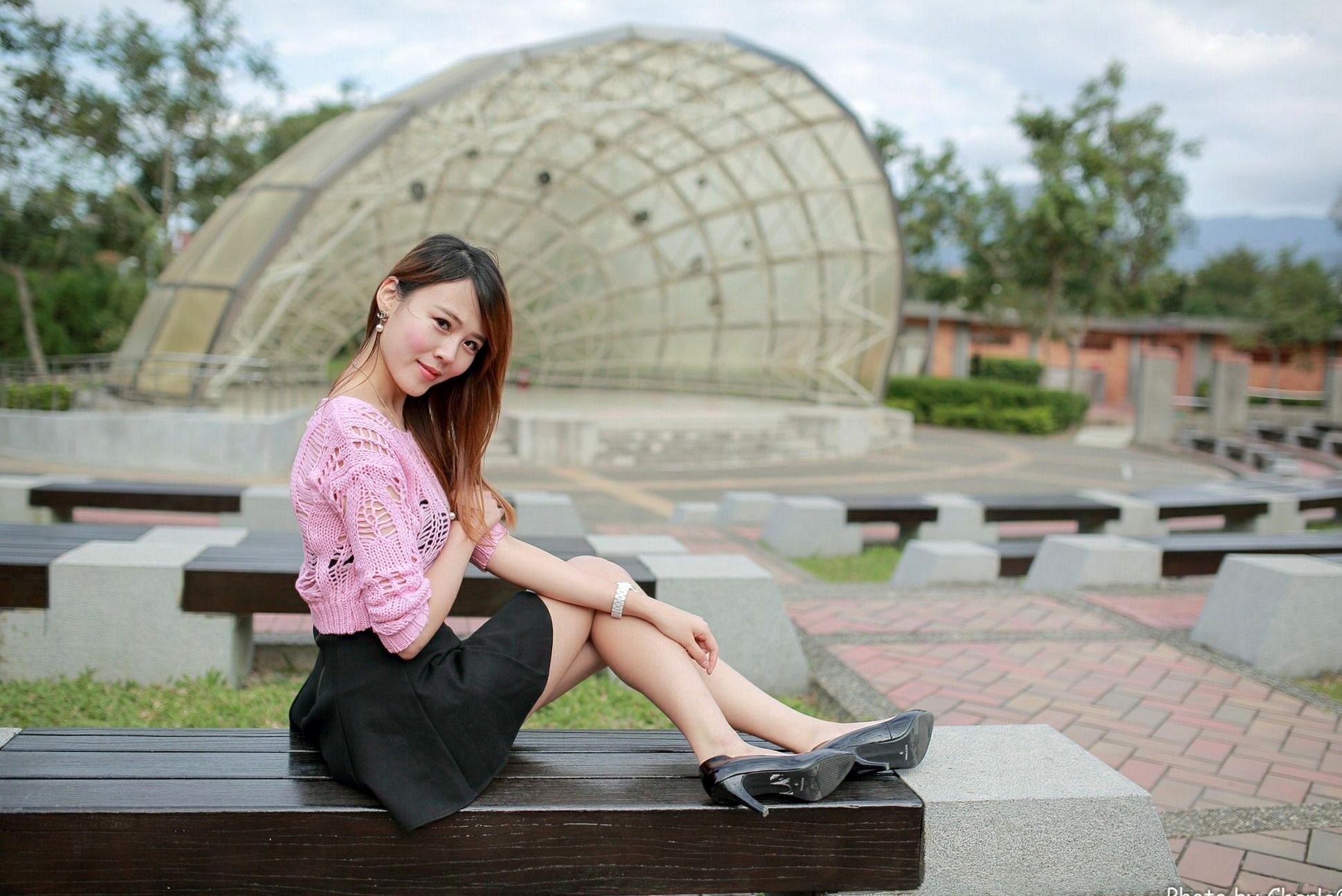 台湾正妹艾琳士林官邸外拍写真,三套精美穿搭尽显甜美知性气质与修长美腿,82P高清街拍图集