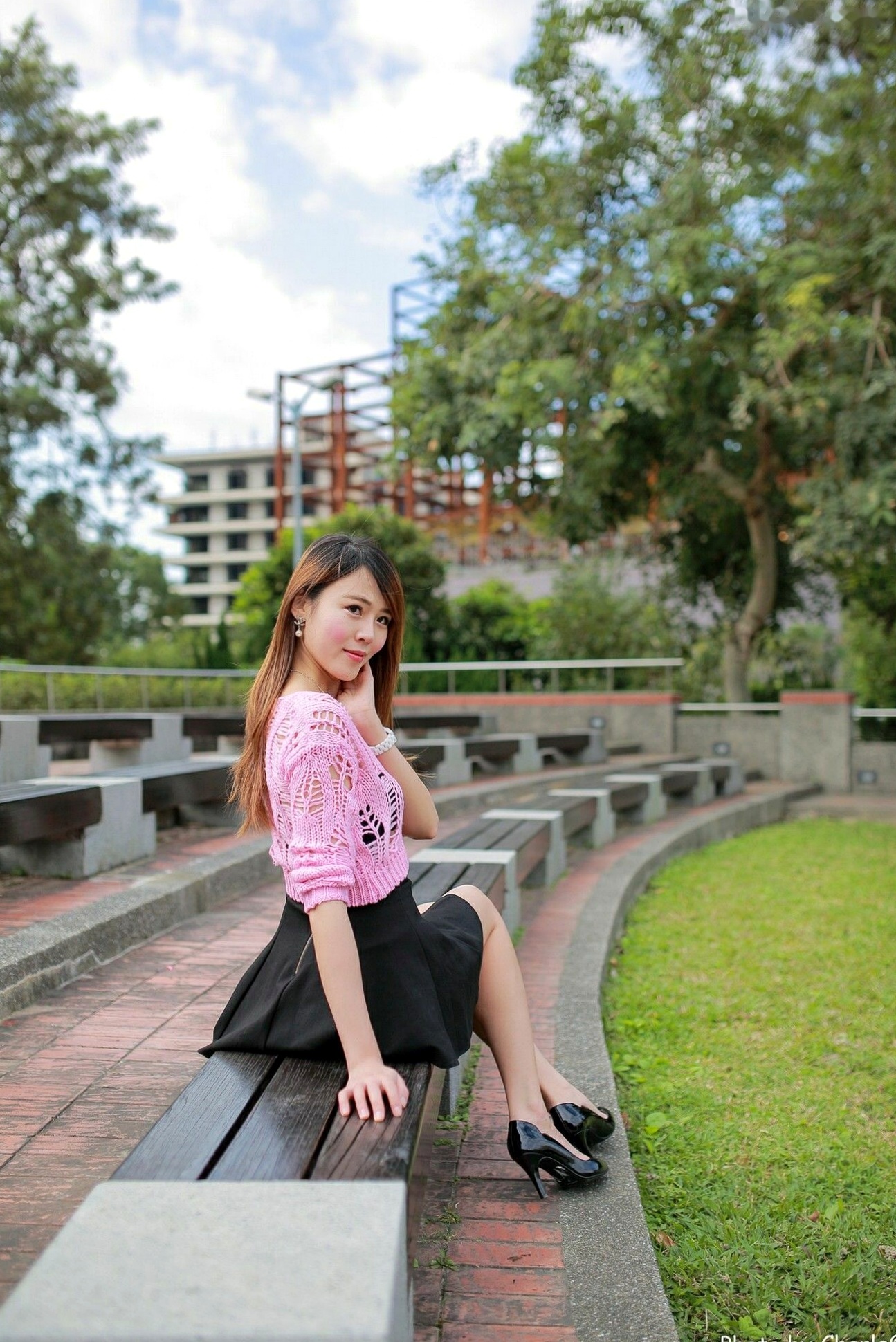 台湾正妹艾琳士林官邸外拍写真,三套精美穿搭尽显甜美知性气质与修长美腿,82P高清街拍图集