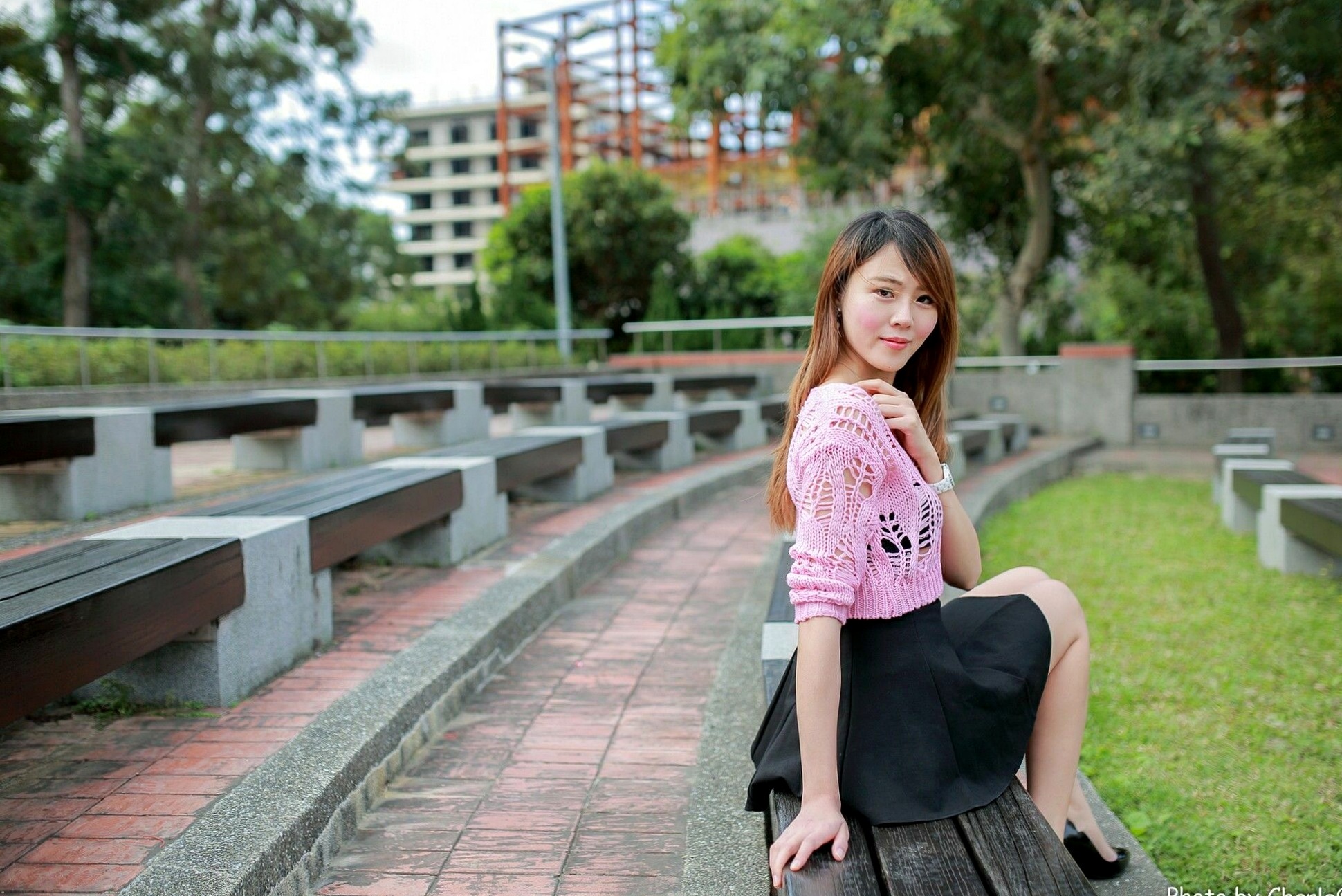 台湾正妹艾琳士林官邸外拍写真,三套精美穿搭尽显甜美知性气质与修长美腿,82P高清街拍图集