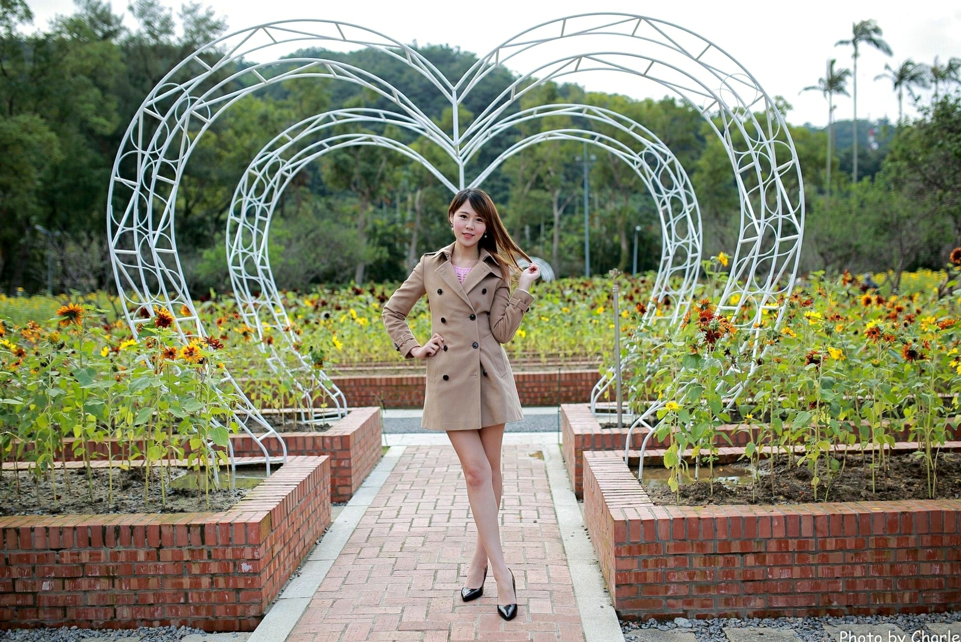 台湾正妹艾琳士林官邸外拍写真,三套精美穿搭尽显甜美知性气质与修长美腿,82P高清街拍图集