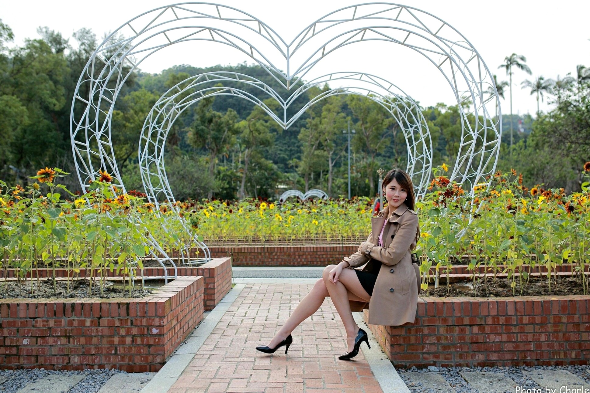 台湾正妹艾琳士林官邸外拍写真,三套精美穿搭尽显甜美知性气质与修长美腿,82P高清街拍图集