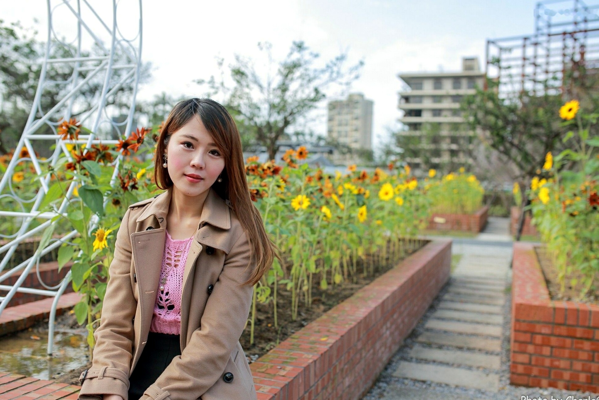 台湾正妹艾琳士林官邸外拍写真,三套精美穿搭尽显甜美知性气质与修长美腿,82P高清街拍图集
