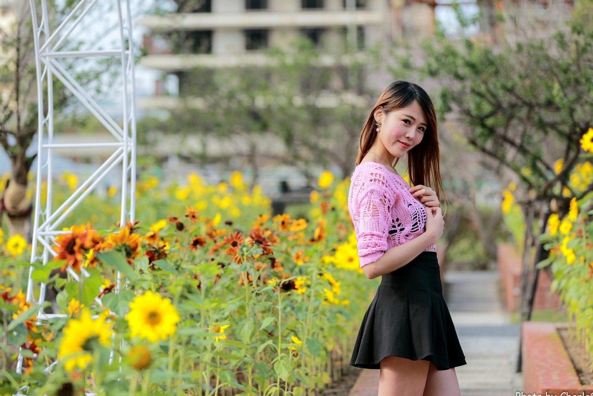 台湾正妹艾琳士林官邸外拍写真,三套精美穿搭尽显甜美知性气质与修长美腿,82P高清街拍图集