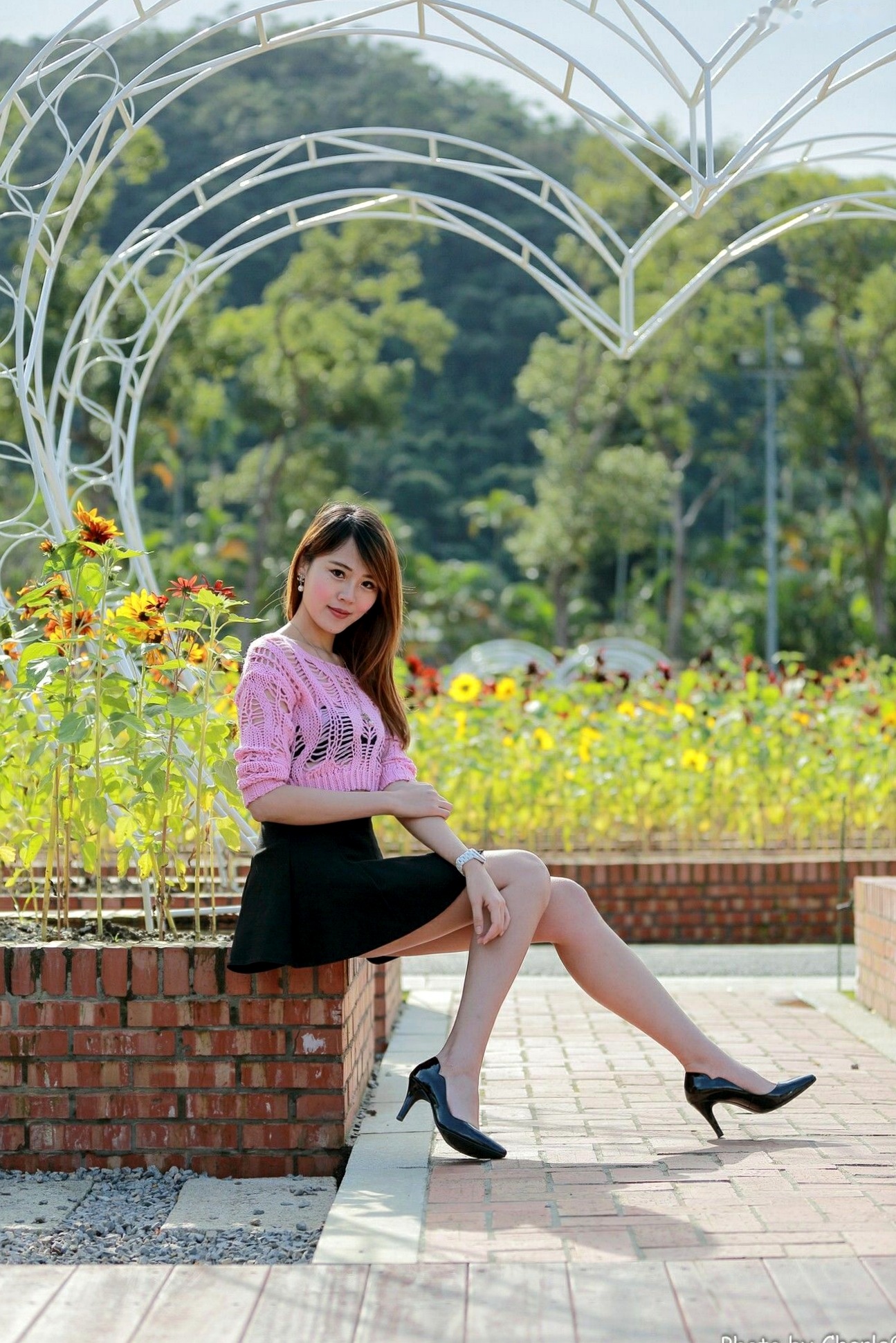 台湾正妹艾琳士林官邸外拍写真,三套精美穿搭尽显甜美知性气质与修长美腿,82P高清街拍图集